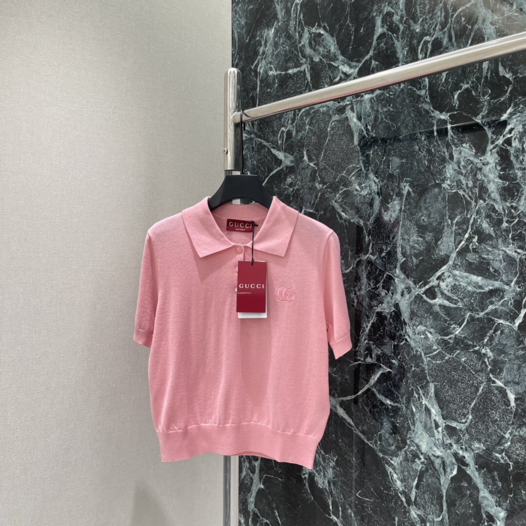 NO:778061,The highest version on the market, the girl inspects the goods, trims the three marks on the threads, and delivers the goods. You can send pictures and videos. If you want quality and service, please add me on WeChat. We will not accept urgent orders. G Home 26 spring and summer new model. Lapel knitted short sleeves. Double G embroidery on the chest is very recognizable. Simple and fashionable. Classic lapel + short sleeve design. Pink, gentle and intellectual. Can be easily held in daily commuting, dating, and leisure occasions.  It’s a versatile wardrobe item! One color SML, Gucci-clothing, gucci, gucci, T-shirt,19860909市面最高版本小妹验货、修剪线头上三标、发货可发图及拍视频,要品质要服务的加我微信,不接急单. G家 26春夏新款 翻领针织短袖 胸前双G刺绣超有辨识度 简约又时髦 经典翻领+短袖设计 粉色温柔知性 日常通勤约会 休闲场合都能轻松hold住 是衣橱百搭神器!一个色SML,古驰-服装,gucci,gucci,T-shirt,,Women's clothing