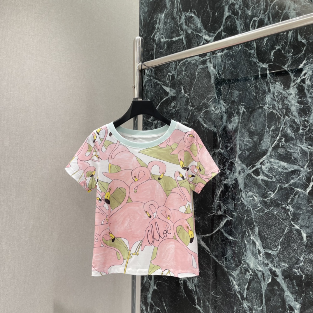 NO:778063,The highest version on the market, the girl inspects the goods, trims the three marks on the threads, and delivers the goods. You can post pictures and take videos. If you want quality or service, add me on WeChat. We will not accept urgent orders. Chlo 26 spring and summer new flamingo print T-shirt, retro flamingo pattern + green leaves, full of bohemian style! Super friendly for daily wear, soft and powerful, paired with high-waisted pants or skirts, easy to get a fresh and elegant look  A must-have for spring and summer! One color SML, women's clothing, chloe, skirts, tees, t-shirt,19860909市面最高版本小妹验货、修剪线头上三标、发货可发图及拍视频,要品质要服务的加我微信,不接急单. Chlo 26春夏新款 火烈鸟印花T恤 复古火烈鸟图案+绿色叶片 波西米亚风满满!日常穿搭超友好 柔美又有力量搭配高腰裤或裙装 轻松get清新优雅造型 春夏出街必备!一个色SML,女装,chloe,skirts,tees，t-shirt,,Women's clothing