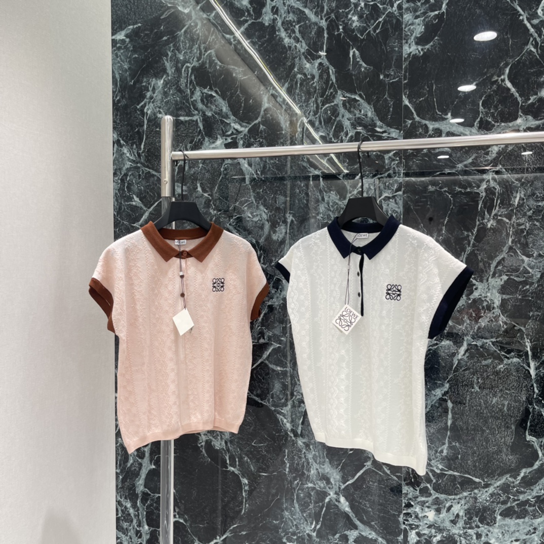 NO:778060,The highest version on the market, the girl inspects the goods, trims the three marks on the threads, and delivers the goods. You can post pictures and take videos. If you want quality and service, add me on WeChat. We will not accept urgent orders. Loewe's 26 spring and summer new style. Knitted jacquard short sleeves. Jacquard fabric contrast collar and cuffs. Simple and recognizable. The logo embroidery on the chest is super brand-like. Full details. It is OK for commuting and leisure. Classic design of Polo shirt. Easily switch between multiple styles.  Fashionable and versatile ~ two colors SML, Loewe-clothing, loewe, T-shirt,19860909市面最高版本小妹验货、修剪线头上三标、发货可发图及拍视频,要品质要服务的加我微信,不接急单. 罗意威 26春夏新款 针织提花短袖 提花面料撞色领口袖口 简约又有辨识度 胸前图标刺绣超有品牌感 细节满分 通勤休闲都OK.Polo衫经典设计 轻松切换多种风格 时髦又百搭~两个色SML,罗意威-服装,loewe,T-shirt,,Women's clothing