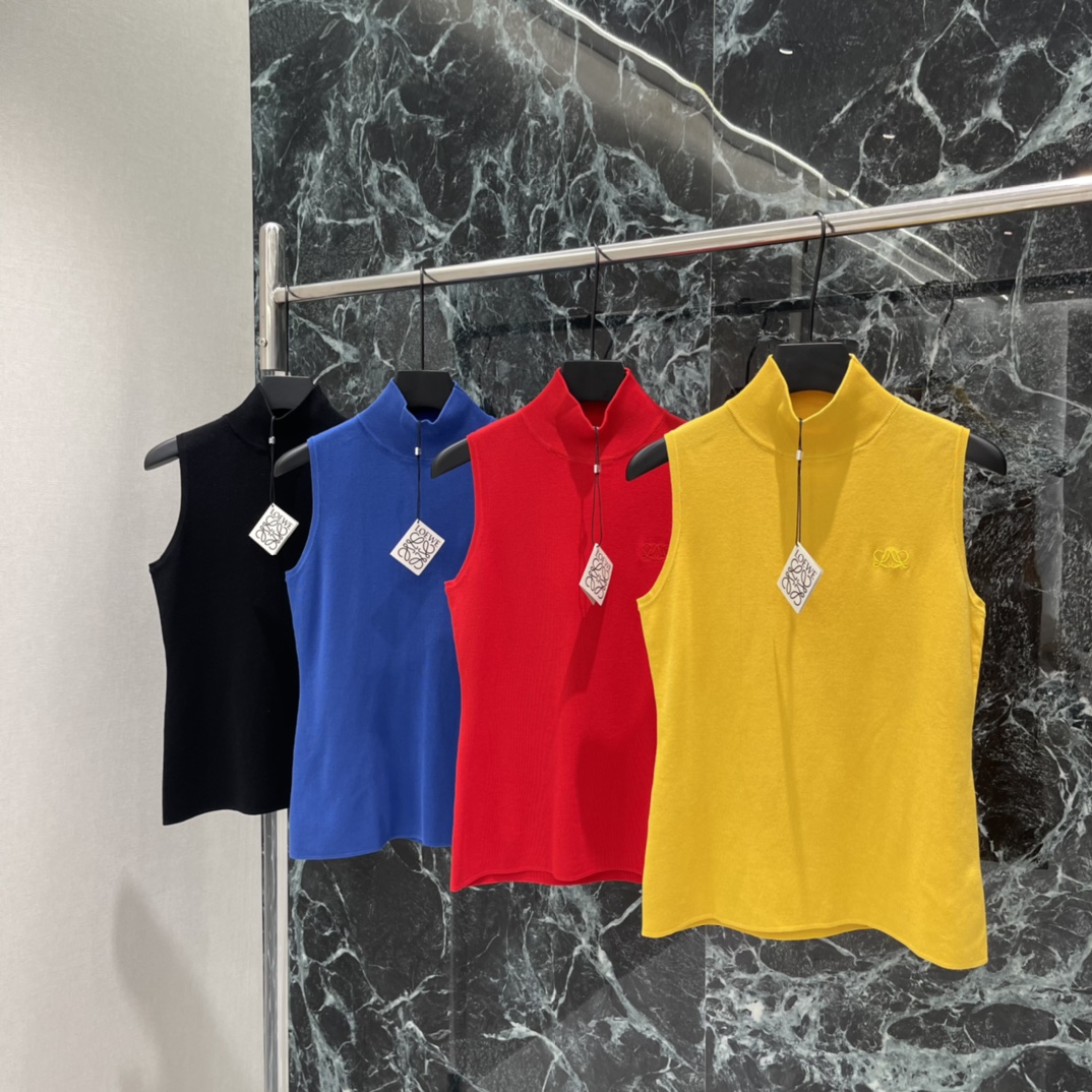 NO:778058,The highest version on the market, the girl inspects the goods, trims the three marks on the threads, and delivers the goods. You can post pictures and take videos. If you want quality and service, please add me on WeChat. We will not accept urgent orders. Loewe 26 new spring and summer high-neck vest. The fabric is light and elastic and fits the body shape. It is OK to wear alone in spring and summer or as an inner layer in autumn and winter. The brand embroidery on the chest is very recognizable and the bright colors are white and energetic.  It looks great with jeans, skirts or jackets and can easily create a high-end daily look! Four colors SML, Loewe-clothing, loewe, skirts, jeans, jackets & coats,19860909市面最高版本小妹验货、修剪线头上三标、发货可发图及拍视频,要品质要服务的加我微信,不接急单. 罗意威 26春夏新款 高领背心 面料轻盈有弹性 贴合身形 春夏单穿或秋冬内搭都很OK 胸前品牌刺绣超有辨识度 明亮颜色显白又活力 搭牛仔裤短裙或外套都很出彩轻松打造高级感日常穿搭!四个色SML,罗意威-服装,loewe,skirts,jeans,jackets & coats,,Women's clothing