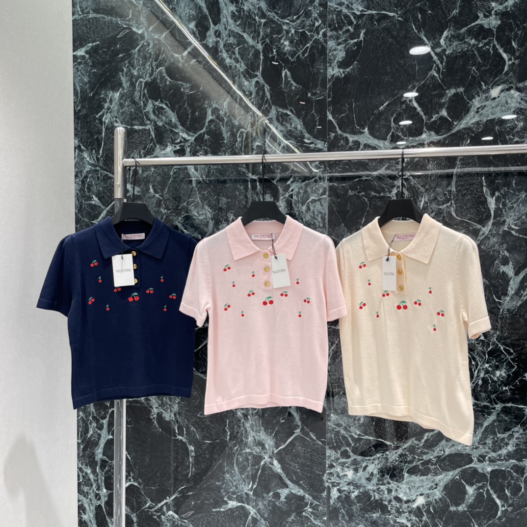 NO:778062,The highest version on the market, the girl inspects the goods, trims the three marks on the threads, and delivers the goods. You can post pictures and take videos. If you want quality or service, please add me on WeChat. We will not accept urgent orders. Val Warren cherry embroidery short sleeves, cherry embroidery is super playful, gold buttons are embellished, and the details are perfect! It can be easily used for daily commuting, dating, and spring outings. It goes well with jeans or skirts. It is age-reducing and fashionable.  It is a must-have and versatile item for the spring and summer wardrobe! Three colors SML, Valentino-clothing, valentino, skirts, jeans, T-shirt,19860909市面最高版本小妹验货、修剪线头上三标、发货可发图及拍视频,要品质要服务的加我微信,不接急单. Val华伦 樱桃刺绣短袖 樱桃刺绣超俏皮 金色纽扣点缀 细节满分!日常通勤 约会 踏春都能轻松驾驭 搭配牛仔裤或半裙都很出彩 减龄又时髦 是春夏衣橱必备百搭单品!三个色SML,华伦天奴-服装,valentino,skirts,jeans,T-shirt,,Women's clothing