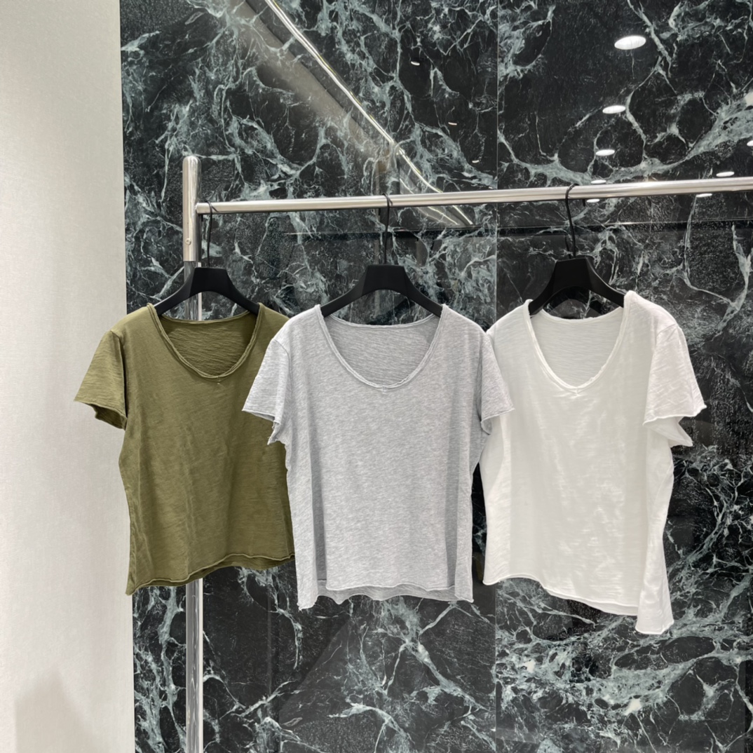 NO:778089,The highest version on the market, the girl inspects the goods, trims the three marks on the threads, and delivers the goods. You can send pictures and videos. If you want quality and service, please add me on WeChat. We will not accept urgent orders. American Vintag 26 Spring and Summer New V-neck Short-sleeved T-shirt. The V-neck design modifies the neck line. Shows off the face with a small right-shoulder cut + loose fit. Lazy and casual. Easily create a relaxed look. The fabric has natural wrinkles and perfect texture. It is versatile whether worn alone or as an inner layer.  It is a basic wardrobe essential! Three colors SML, women's clothing, T-shirt, tees, t-shirt,19860909市面最高版本小妹验货、修剪线头上三标、发货可发图及拍视频,要品质要服务的加我微信,不接急单. American Vintag 26春夏新款 V领短袖T恤 V领设计修饰颈部线条 显脸小正肩剪裁+宽松版型 慵懒随性 轻松打造松弛感穿搭 面料有自然褶皱 质感满分 无论单穿还是内搭都很百搭 是衣橱必备基础款!三个色SML,女装,T-shirt,tees，t-shirt,,Women's clothing