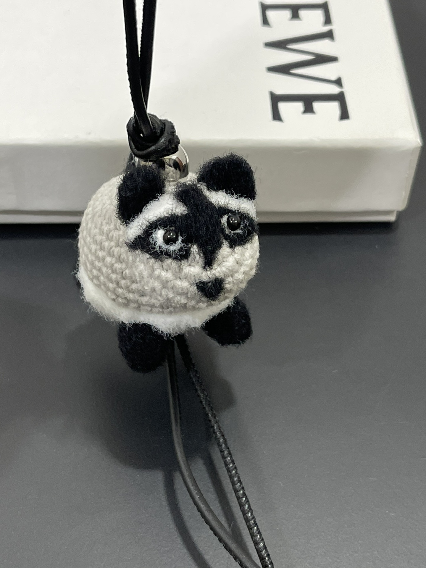 NO:763666,The felt raccoon pendant is made of felt material, purely handmade, which is time-consuming and labor-intensive. It can be matched with any bag and is very versatile. Note that each one is unique and cannot be guaranteed to be exactly the same. Perfectionists please do not disturb, Loewe wallet, loewe, wallets19860909毛毡小浣熊挂件 采用毛毡材料、 纯手工制作, 费时费工费材料重工 可搭配任何包包、 巨百搭 注意 每只都是独一无二、 无法保证每个都一模一样的完美主义者请勿扰,罗意威钱包,loewe,wallets,欧美剧