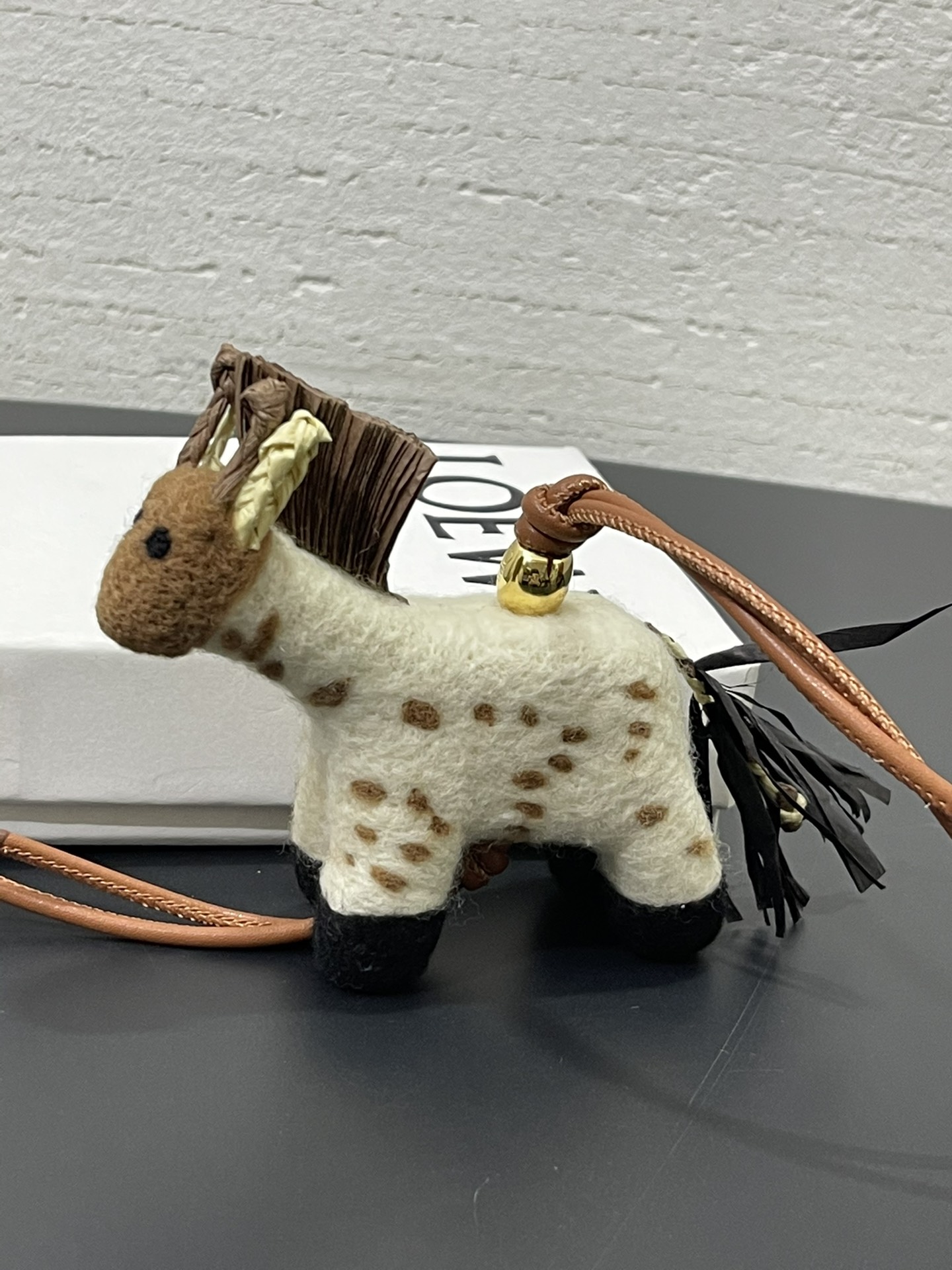 NO:763667,The felt giraffe pendant is made of felt material. It is purely handmade, which is time-consuming and labor-intensive. It can be matched with any bag and is very versatile. Note that each one is unique and cannot be guaranteed to be exactly the same. Perfectionists please do not disturb, Loewe wallet, loewe, wallets19860909毛毡长颈鹿挂件 采用毛毡材质 纯手工制作, 费时费工费材料重工 可搭配任何包包、 巨百搭 注意 每只都是独一无二、 无法保证每个都一模一样的完美主义者请勿扰,罗意威钱包,loewe,wallets,欧美剧