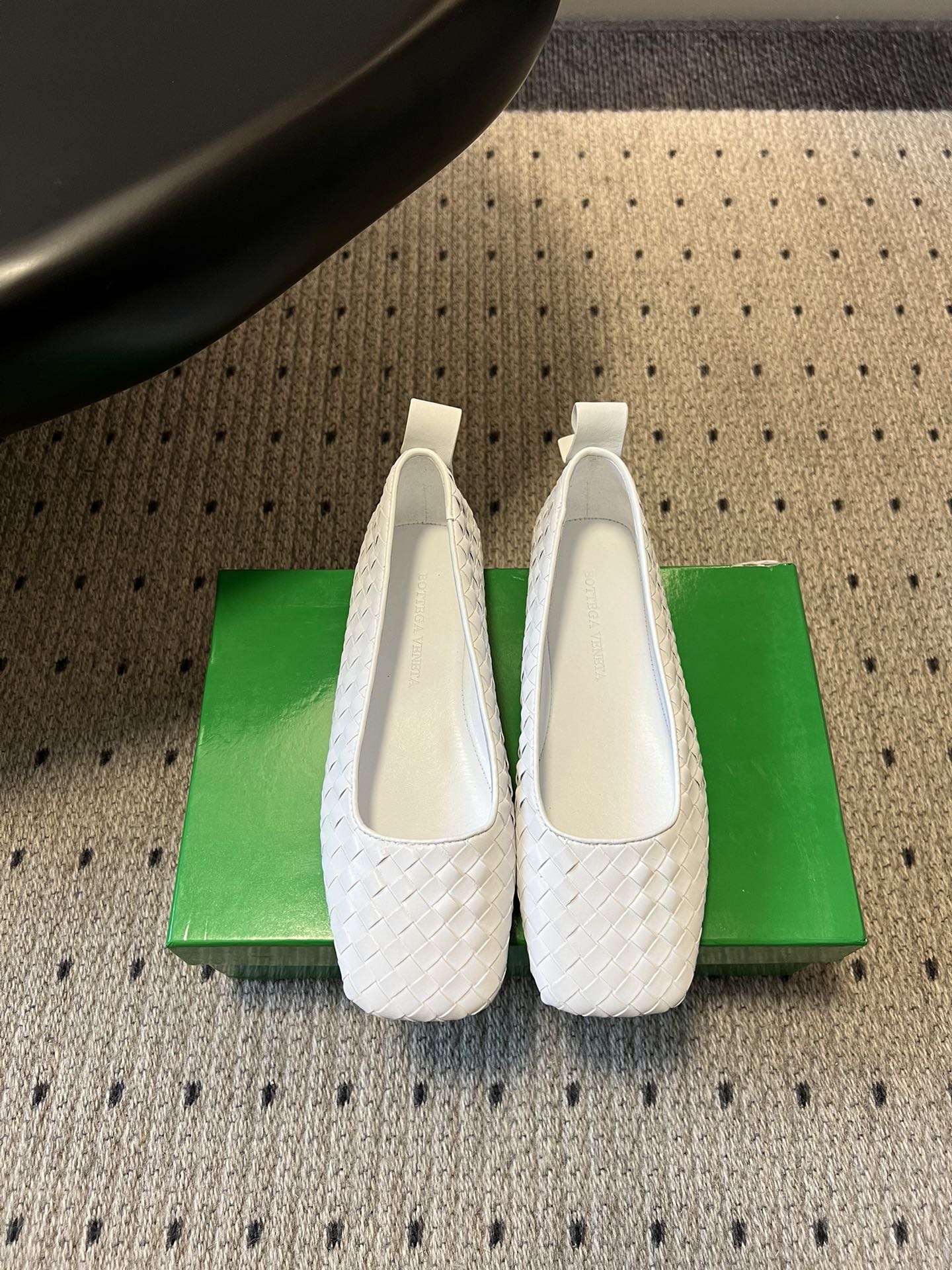 NO:788567,Top-quality Bottega Venet* early spring new woven square-toe shoes, BV woven square-toe shoes, a must-have for your elegant sister’s shoe cabinet!  The classic weaving craftsmanship has a high-end feel, the square toe design is retro and slimming, the soft sole and soft surface are very comfortable for the feet, and the feet will not be tired after long-term wear. It is an ecstasy for commuting parties. Multiple colors are available in milk white/burgundy/dark brown/black/bright gold, suitable for all outfits. It is suitable for work and casual and fashionable for daily wear. One pair can handle commuting, dating, and daily life, and you can close your eyes without stepping on thunder!  Special material for the upper, hand-woven, sheepskin lining, genuine leather outsole, sizes 35-41 (customized sizes 40 and 41 are non-returnable), single shoes, bottega veneta, bottega veneta, sheepskin, Leather soles19860909顶级品质 Bottega Venet*早春新款编织方头单鞋 BV编织方头单鞋,气质姐姐的鞋柜刚需！经典编织工艺自带高级感,方头设计复古又显脚瘦,软底软面上脚巨舒服,久穿不累脚,通勤党狂喜,多色可选奶白/酒红/深棕/黑色/亮金,适配所有穿搭. 上班穿得体大方,日常穿随性时髦,一双搞定通勤、约会、日常,闭眼入不踩雷！ 鞋面特殊材质手工编织 内里羊皮 大底真皮大底 size35-41码（40、41码定制不退换）,单鞋,bottega veneta,bottega veneta,sheepskin,Leather soles,Women's Shoes