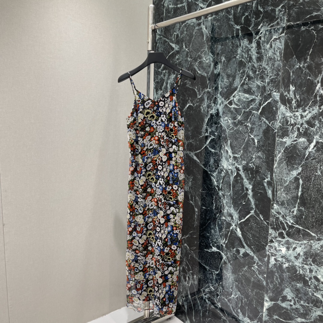 NO:778083,The highest version on the market, the girl inspects the goods, trims the three marks on the threads, and delivers the goods. You can send pictures and videos. If you want quality and service, please add me on WeChat. We do not accept urgent orders. Khaite Taj floral dress, mulberry silk, light and elegant, double-layer design is opaque, comfortable to wear, black background with oil painting-like floral, low saturation color, retro and high-end, thin suspenders + V-neck to modify the neck line, perfect for spring and summer vacations, beach photos or daily wear, paired with a straw bag or cardigan  Easily get the holiday atmosphere. One color SML, women's clothing, espadrilles, skirts,19860909市面最高版本小妹验货、修剪线头上三标、发货可发图及拍视频,要品质要服务的加我微信,不接急单. Khaite Taj 碎花连衣裙 桑蚕丝 轻盈飘逸 双层设计不透光 穿着舒适 黑底油画感碎花 低饱和度色彩 复古又高级 细吊带+V领修饰颈部线条 春夏度假 海边拍照或日常穿搭都超适合 搭配草编包或开衫 轻松get假日氛围感.一个色SML,女装,espadrilles,skirts,,Women's clothing