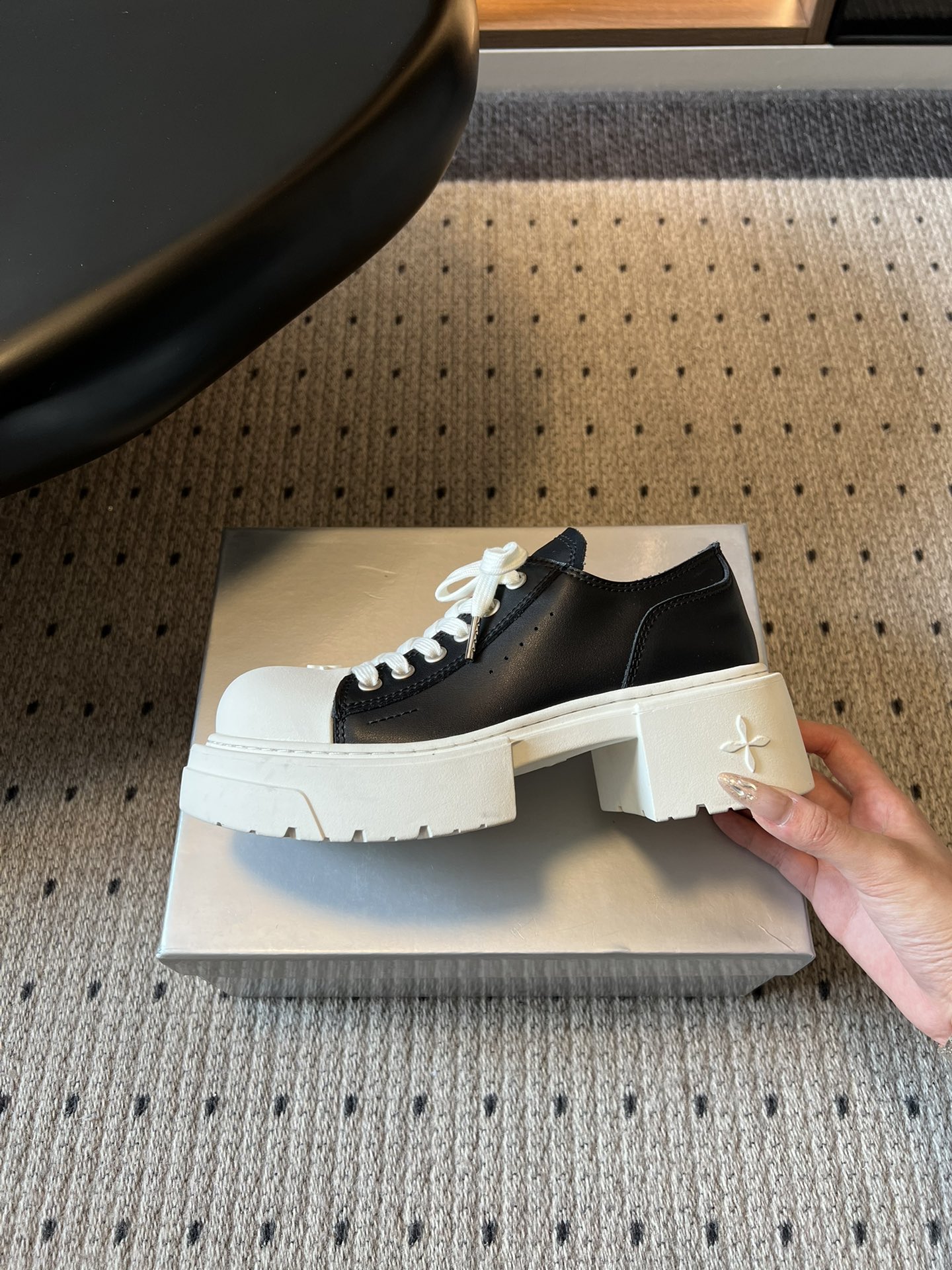 SMF*26ss早春新款松糕厚底鞋小个子的显高神器！简约大气的鞋型+厚底设计，悄悄增高5cm+，秒变大长