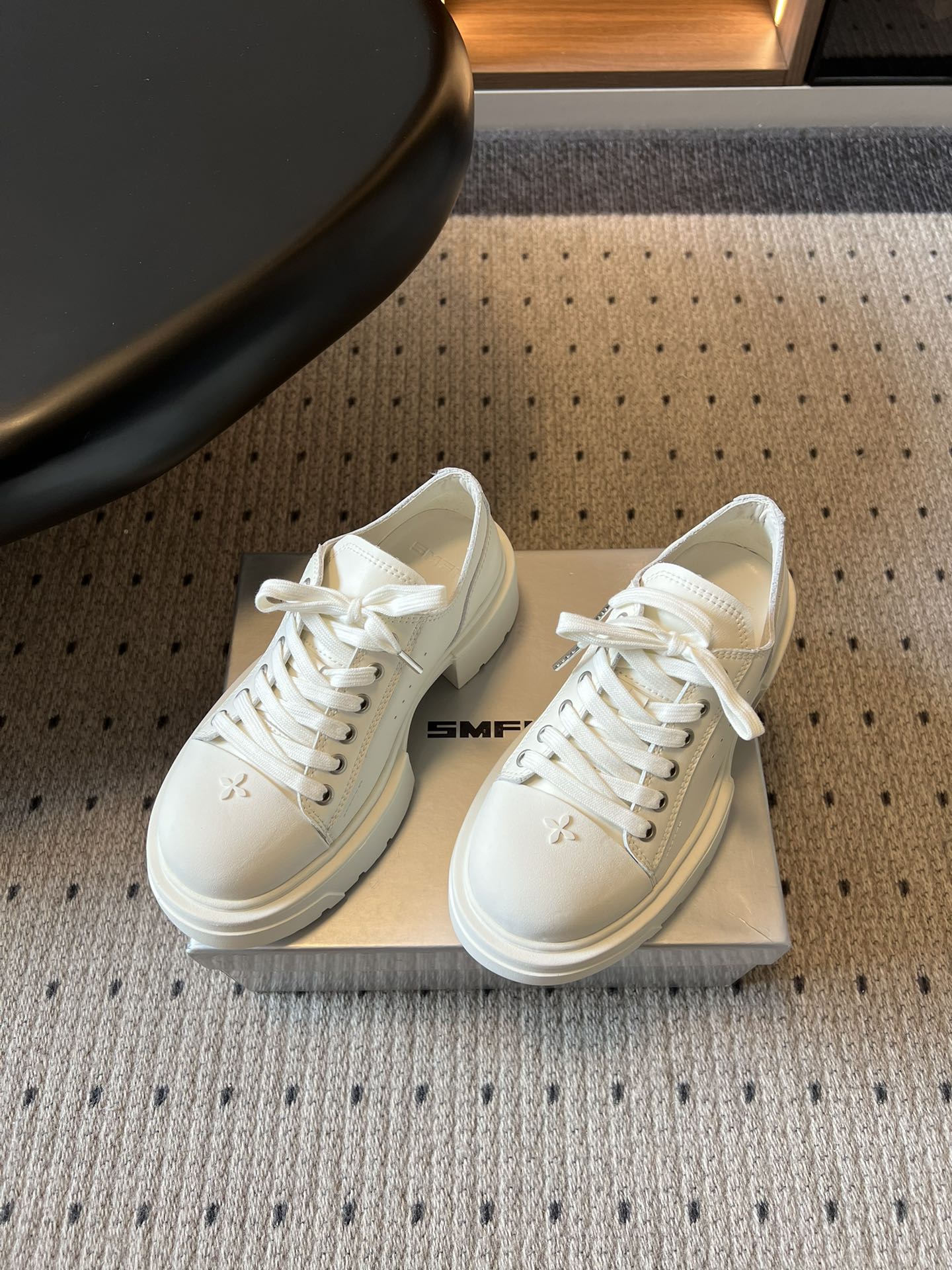 SMF*26ss早春新款松糕厚底鞋小个子的显高神器！简约大气的鞋型+厚底设计，悄悄增高5cm+，秒变大长