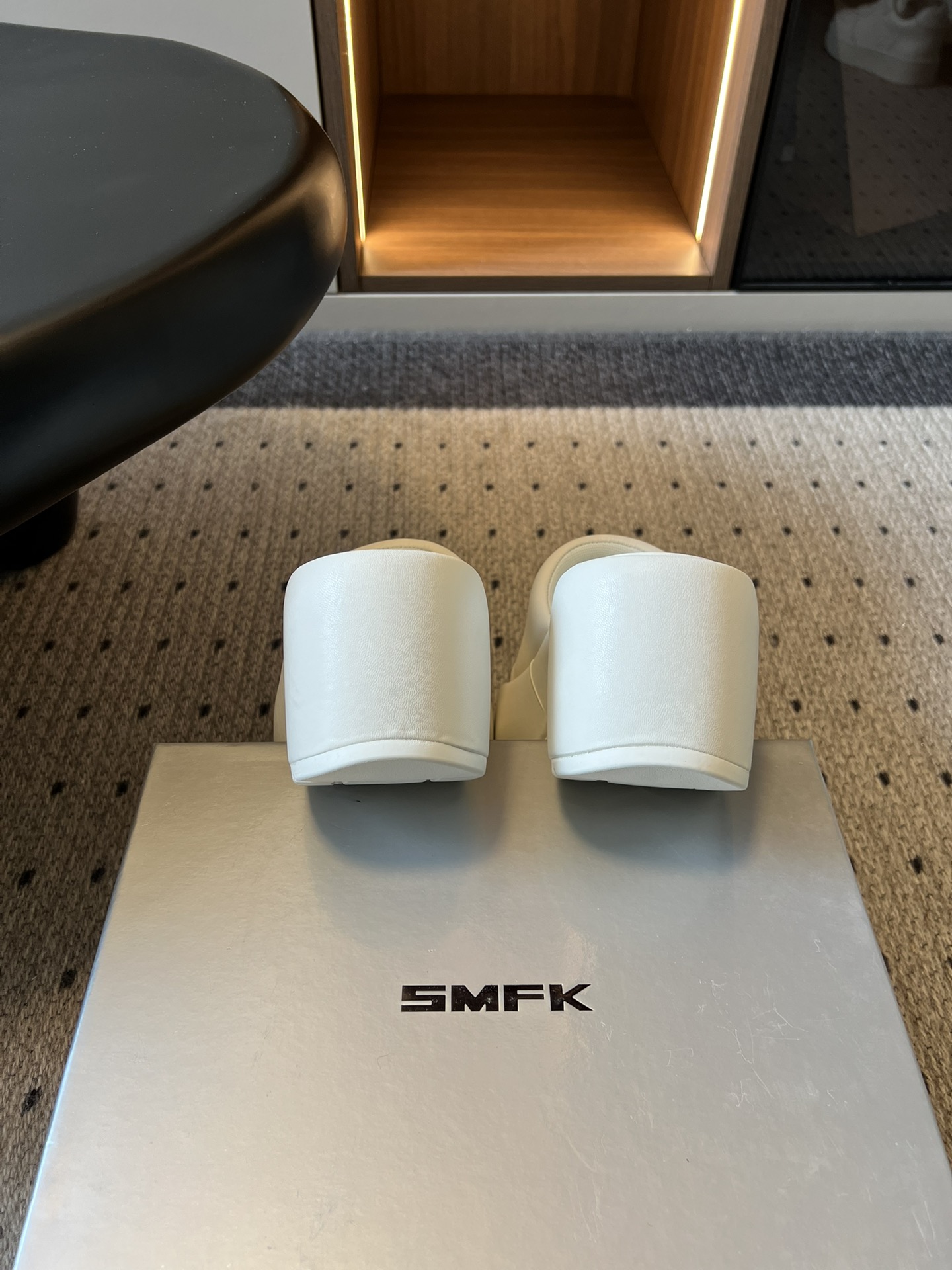 SMF*26ss早春新款厚底凉拖这双厚底凉拖直接焊在脚上，厚底增高不压脚，显腿长一绝，小个子狂喜，软乎乎