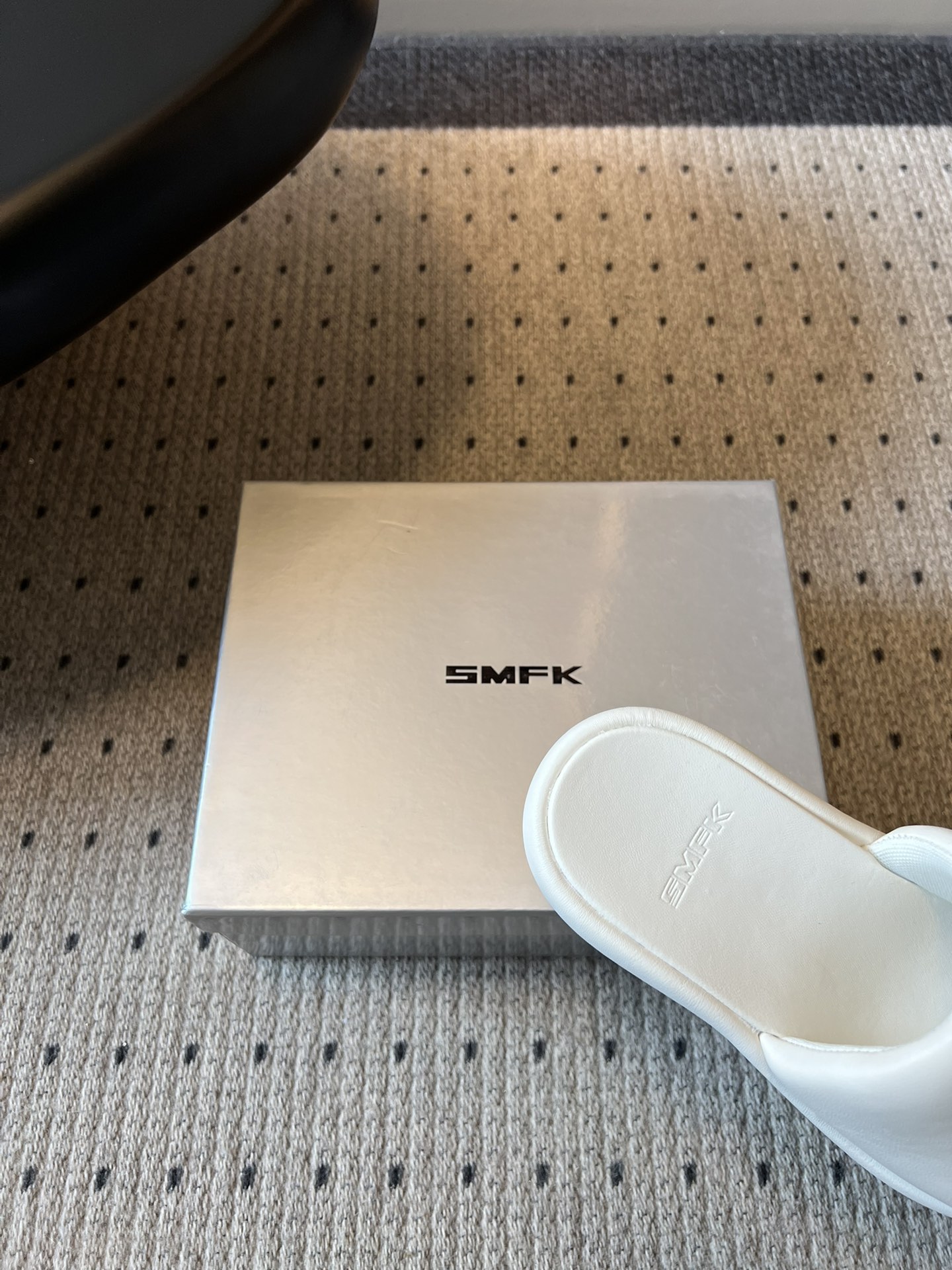 SMF*26ss早春新款厚底凉拖这双厚底凉拖直接焊在脚上，厚底增高不压脚，显腿长一绝，小个子狂喜，软乎乎