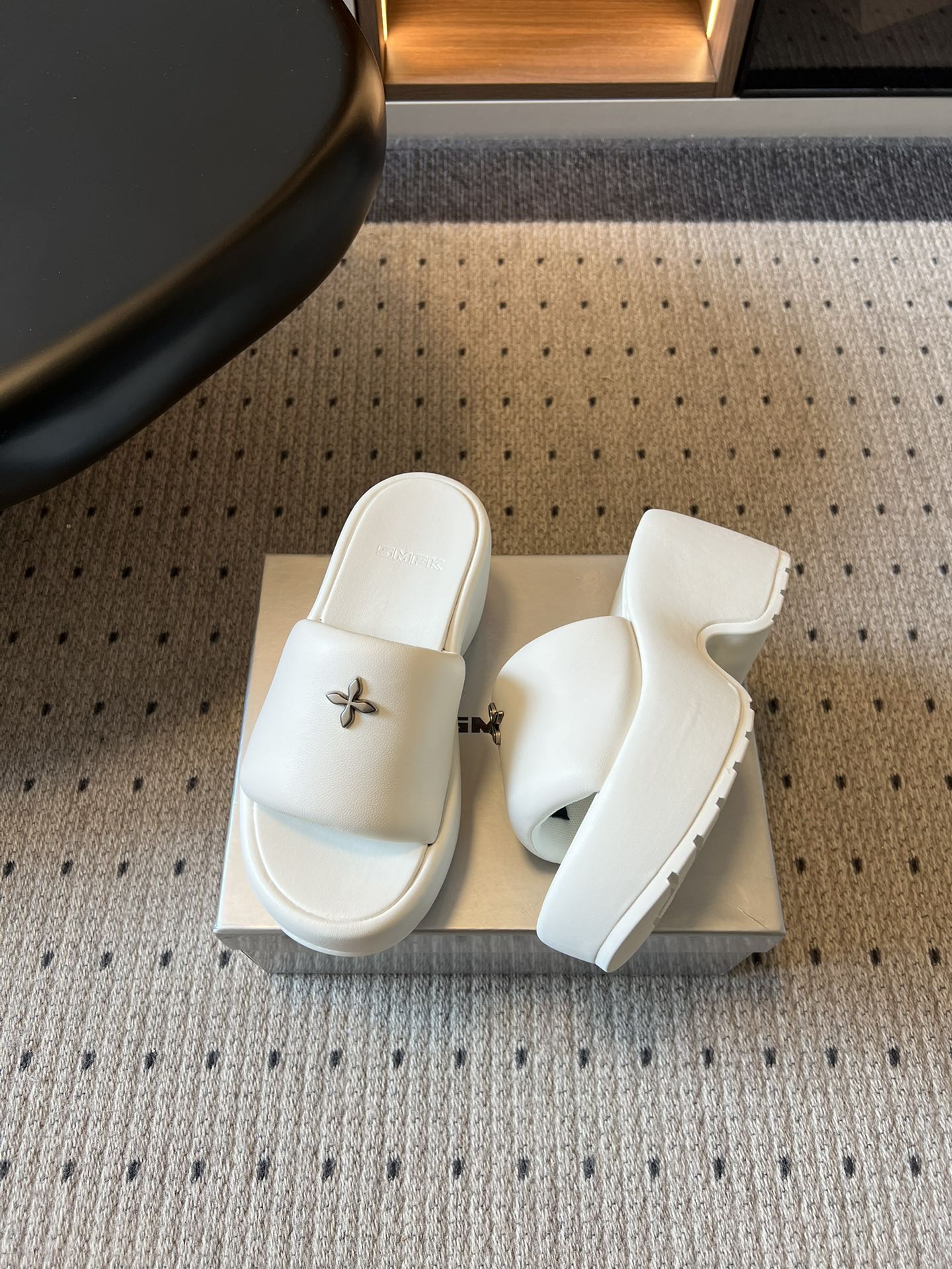 SMF*26ss早春新款厚底凉拖这双厚底凉拖直接焊在脚上，厚底增高不压脚，显腿长一绝，小个子狂喜，软乎乎