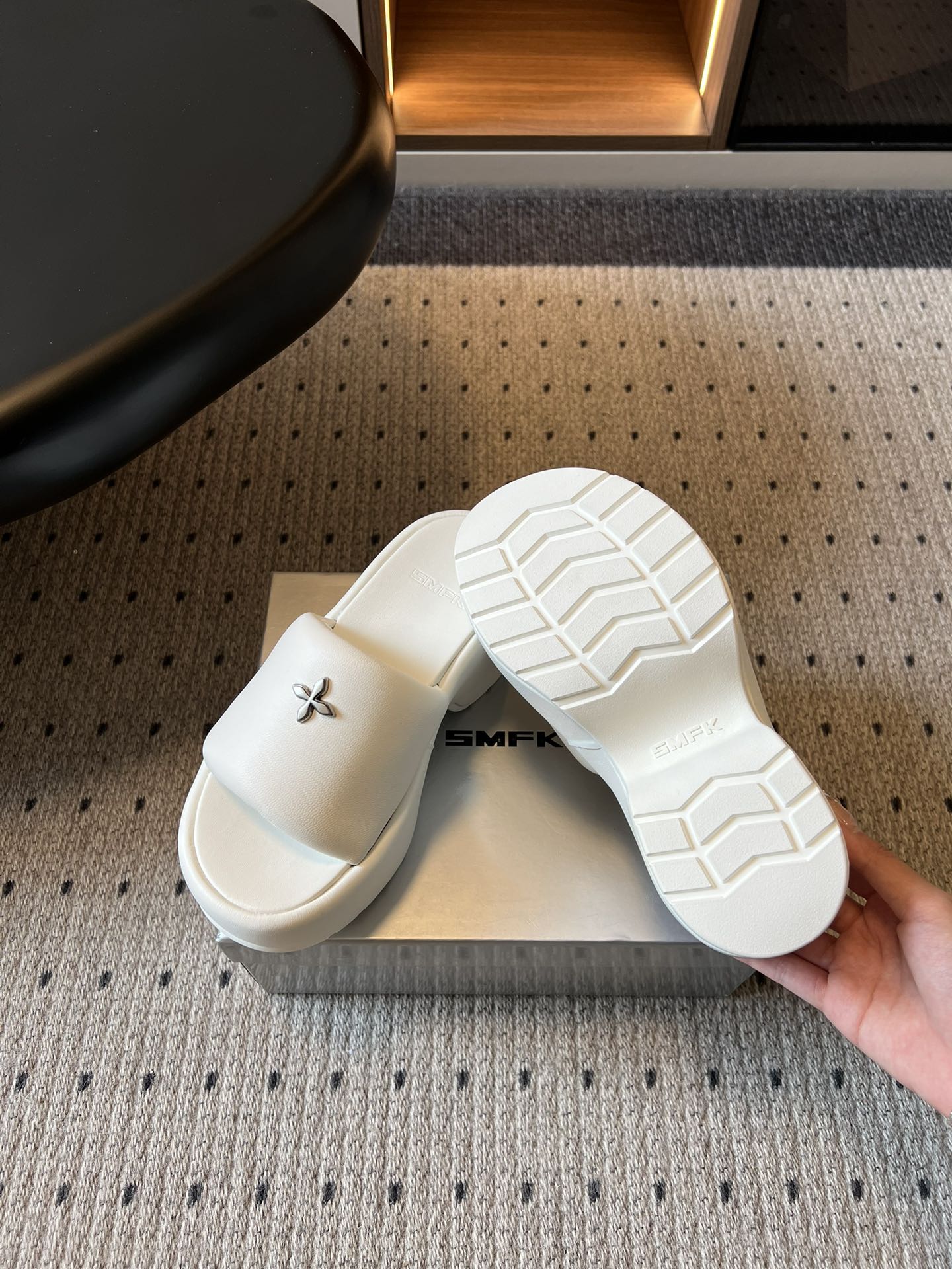 SMF*26ss早春新款厚底凉拖这双厚底凉拖直接焊在脚上，厚底增高不压脚，显腿长一绝，小个子狂喜，软乎乎