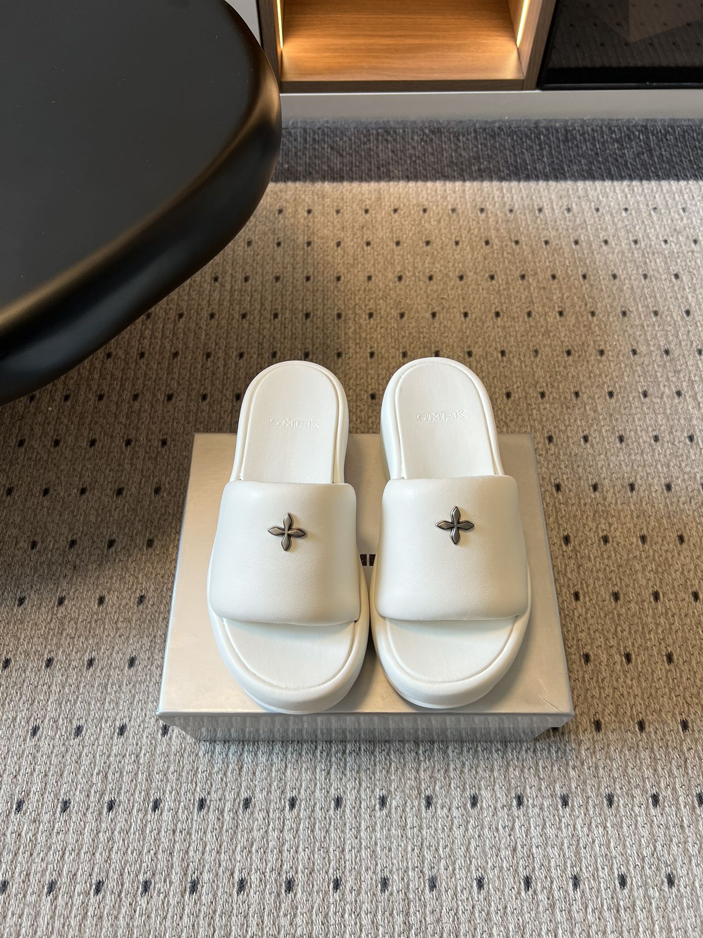 NO:787861,SMF*26ss early spring new thick-soled sandals  This pair of thick-soled sandals are welded directly on the feet. The thick soles increase the height without pressing the feet, making the legs look longer. Small people are ecstatic. The soft uppers + soft soles do not wear on the feet at all, and they are not tired when worn for a long time. The cross-mark design does not conflict with the style. The black and white colors are not annoying when you close your eyes. They look great whether you wear them with casual clothes, hot girl clothes or commuting clothes. Choose these slippers for spring and summer. They are versatile and noble, so just wear them with your eyes closed!  It is super convenient to put on and take off with just one kick, and can be used for commuting, shopping, and walking. Good news for lazy people!  Sheepskin upper, mesh lining, rubber outsole, size 35-40 (customized size 40 is non-refundable), heel height 8cm, slippers, slippers, sheepskin19860909SMF*26ss早春新款厚底凉拖 这双厚底凉拖直接焊在脚上,厚底增高不压脚,显腿长一绝,小个子狂喜,软乎乎的鞋面+软底,上脚完全不磨脚,久穿不累,十字标设计个性不撞款,黑白两色闭眼入都不踩雷,不管是搭休闲装、辣妹装还是通勤装,都巨好看,春夏拖鞋就选它,百搭又显贵,闭眼冲就对了！ 一脚蹬穿脱超方便,通勤、逛街、遛弯全hold住,懒人福音！ 鞋面羊皮 内里网布 大底橡胶大底 size35-40码（40码定制不退换） 跟高8cm,拖鞋,slippers,sheepskin,Women's Shoes