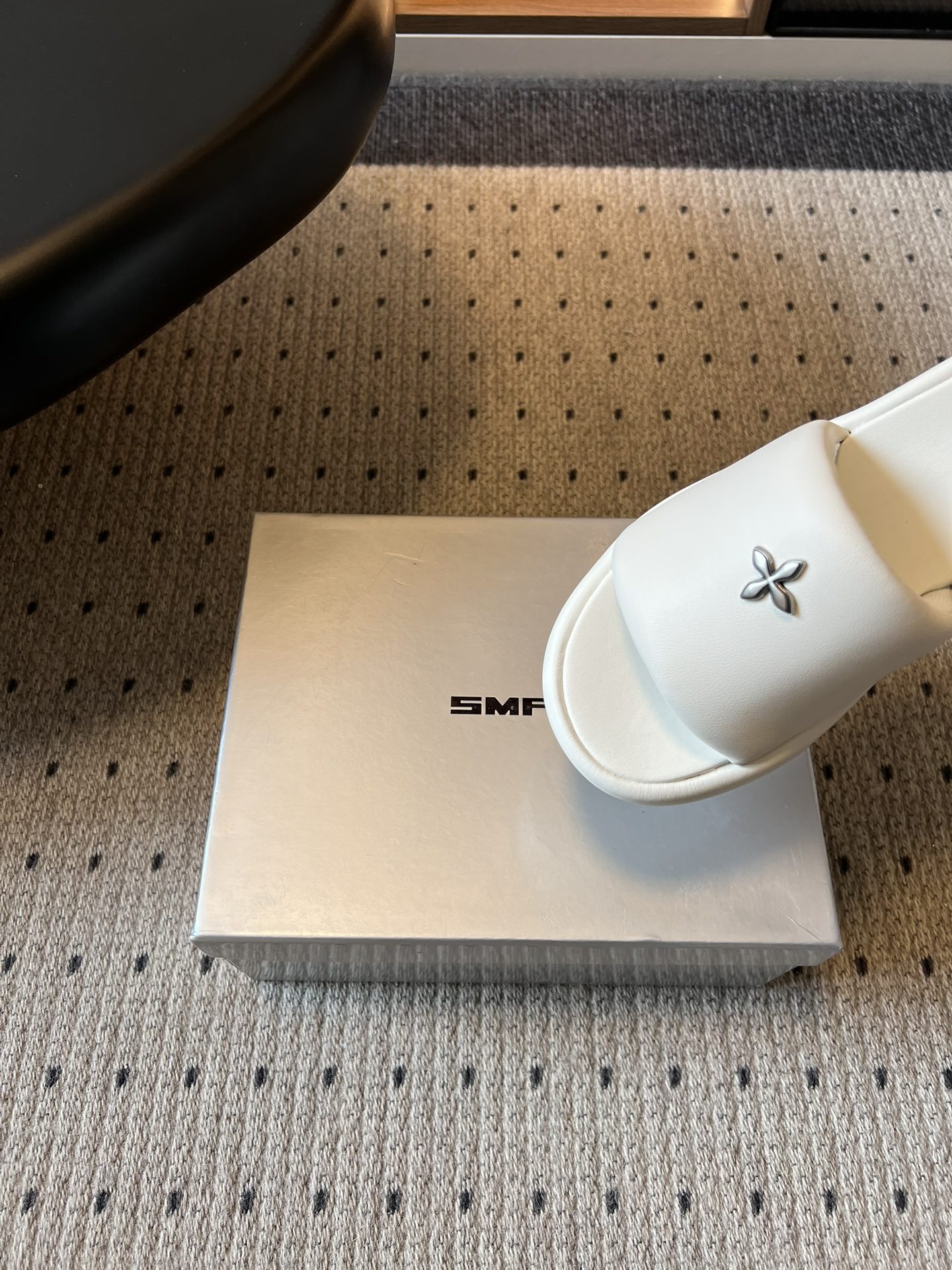 SMF*26ss早春新款厚底凉拖这双厚底凉拖直接焊在脚上，厚底增高不压脚，显腿长一绝，小个子狂喜，软乎乎