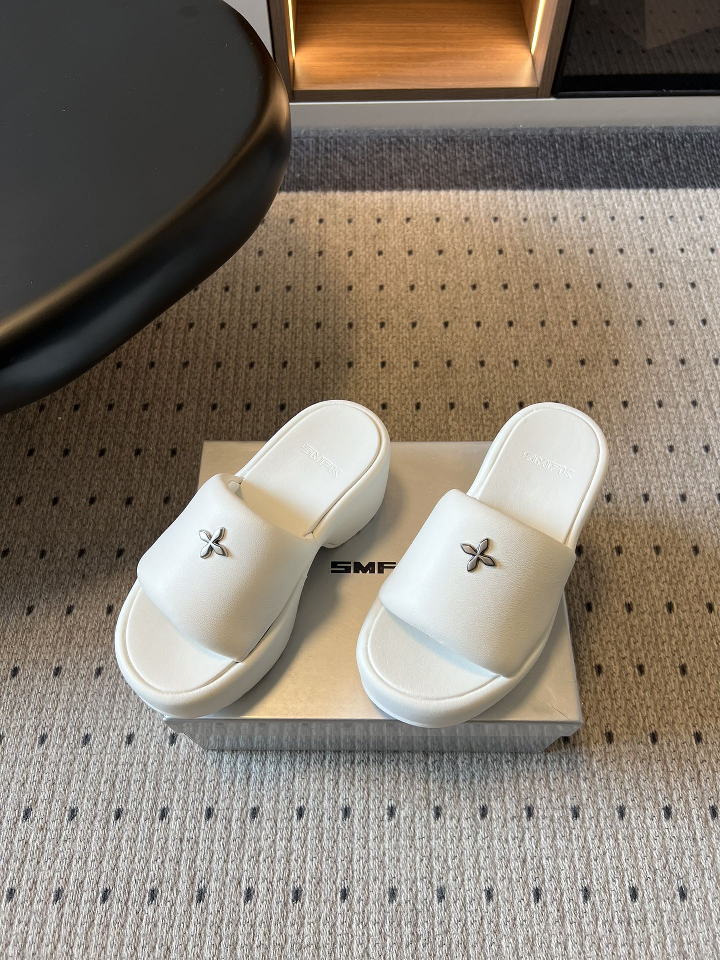 SMF*26ss早春新款厚底凉拖这双厚底凉拖直接焊在脚上，厚底增高不压脚，显腿长一绝，小个子狂喜，软乎乎