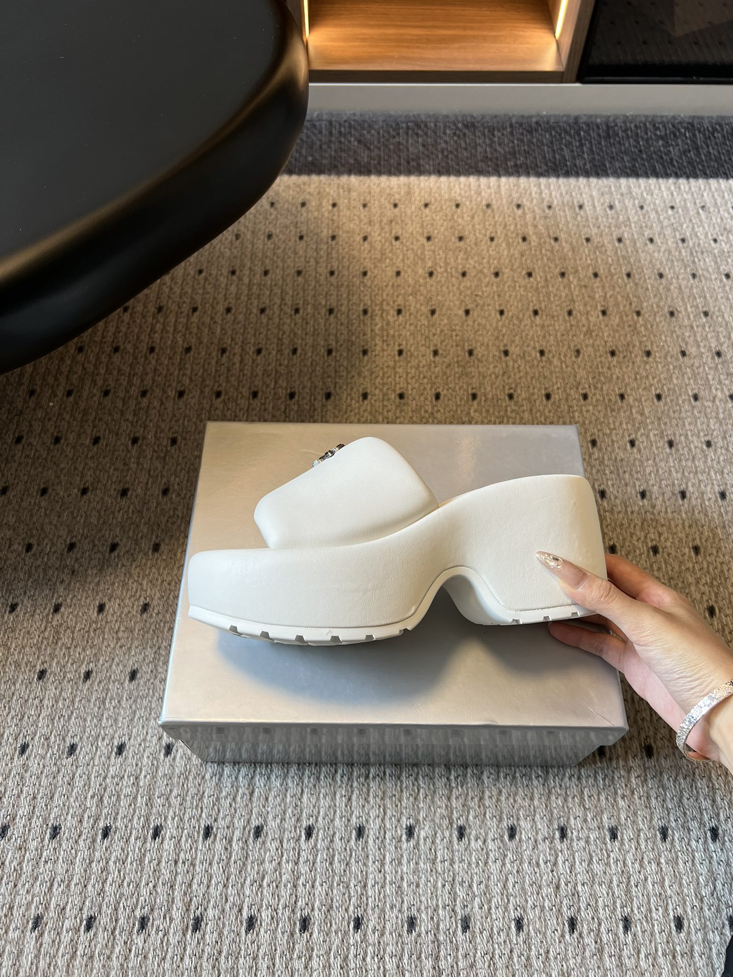 SMF*26ss早春新款厚底凉拖这双厚底凉拖直接焊在脚上，厚底增高不压脚，显腿长一绝，小个子狂喜，软乎乎