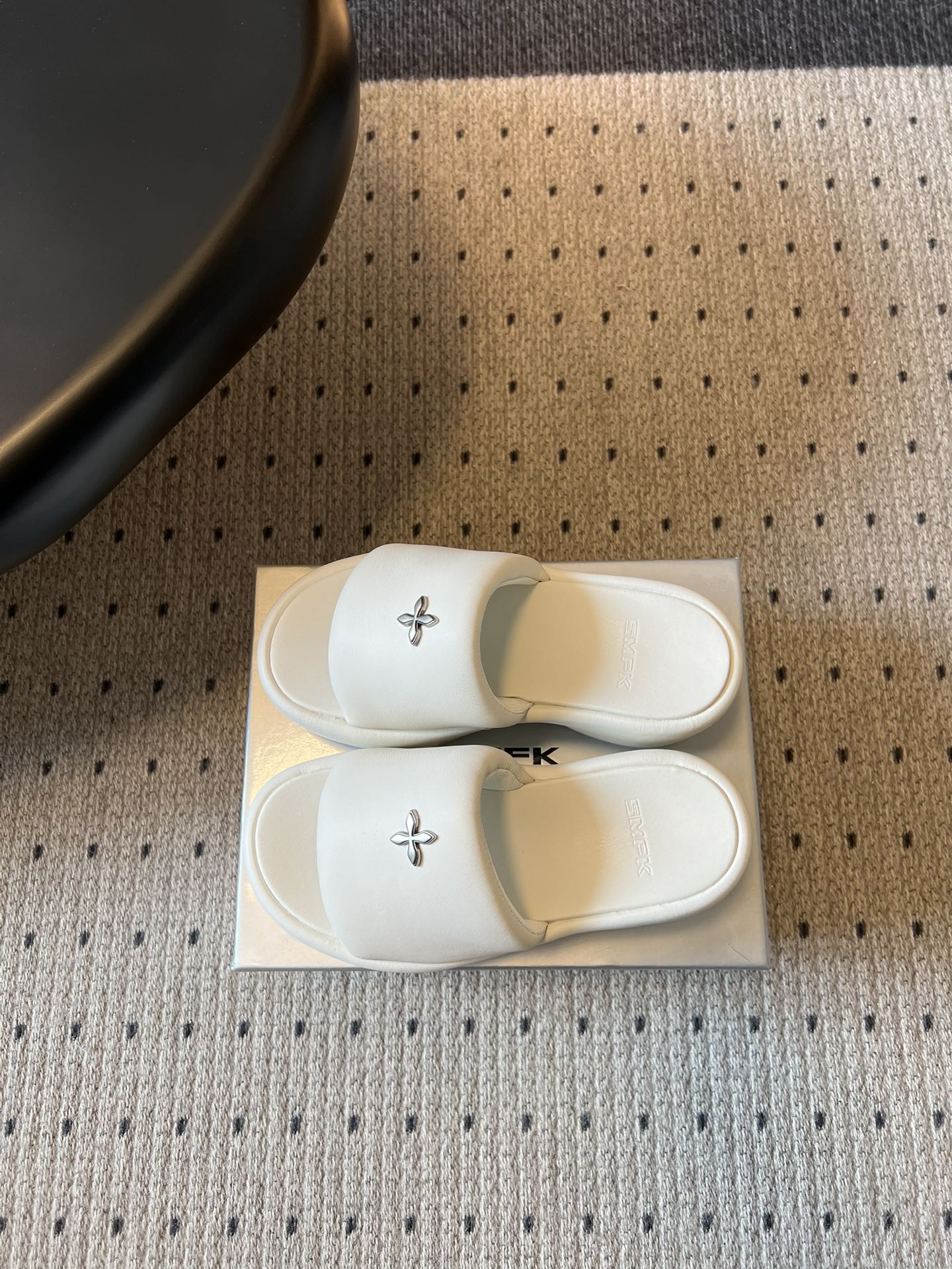 SMF*26ss早春新款厚底凉拖这双厚底凉拖直接焊在脚上，厚底增高不压脚，显腿长一绝，小个子狂喜，软乎乎