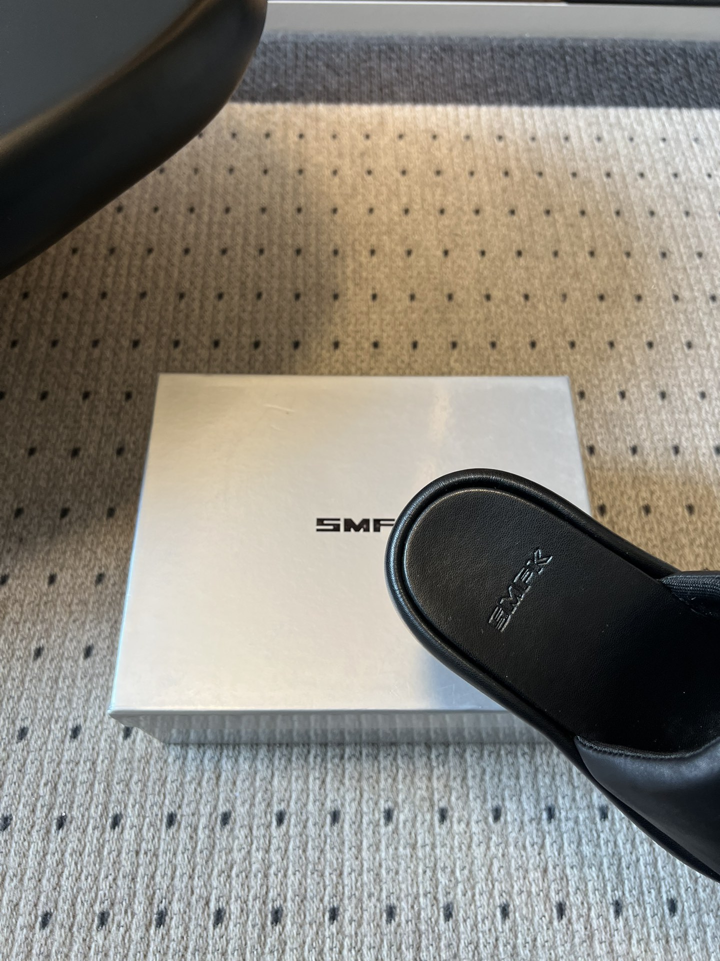 SMF*26ss早春新款厚底凉拖这双厚底凉拖直接焊在脚上，厚底增高不压脚，显腿长一绝，小个子狂喜，软乎乎