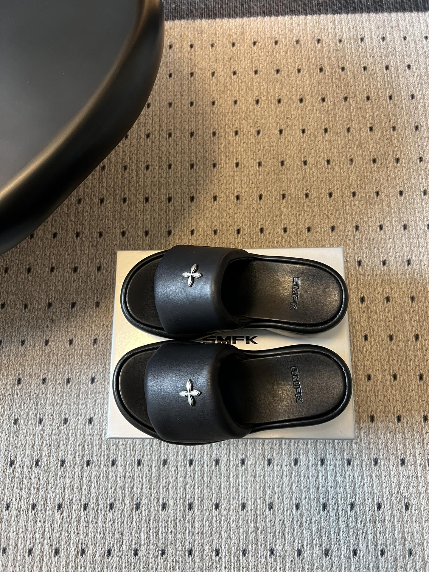 SMF*26ss早春新款厚底凉拖这双厚底凉拖直接焊在脚上，厚底增高不压脚，显腿长一绝，小个子狂喜，软乎乎