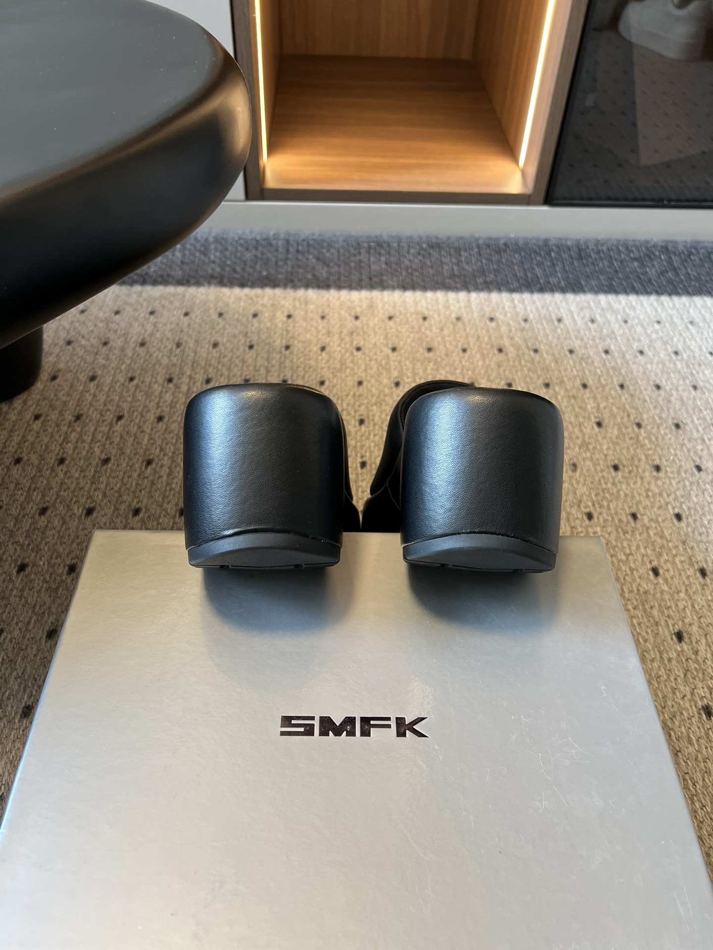 SMF*26ss早春新款厚底凉拖这双厚底凉拖直接焊在脚上，厚底增高不压脚，显腿长一绝，小个子狂喜，软乎乎