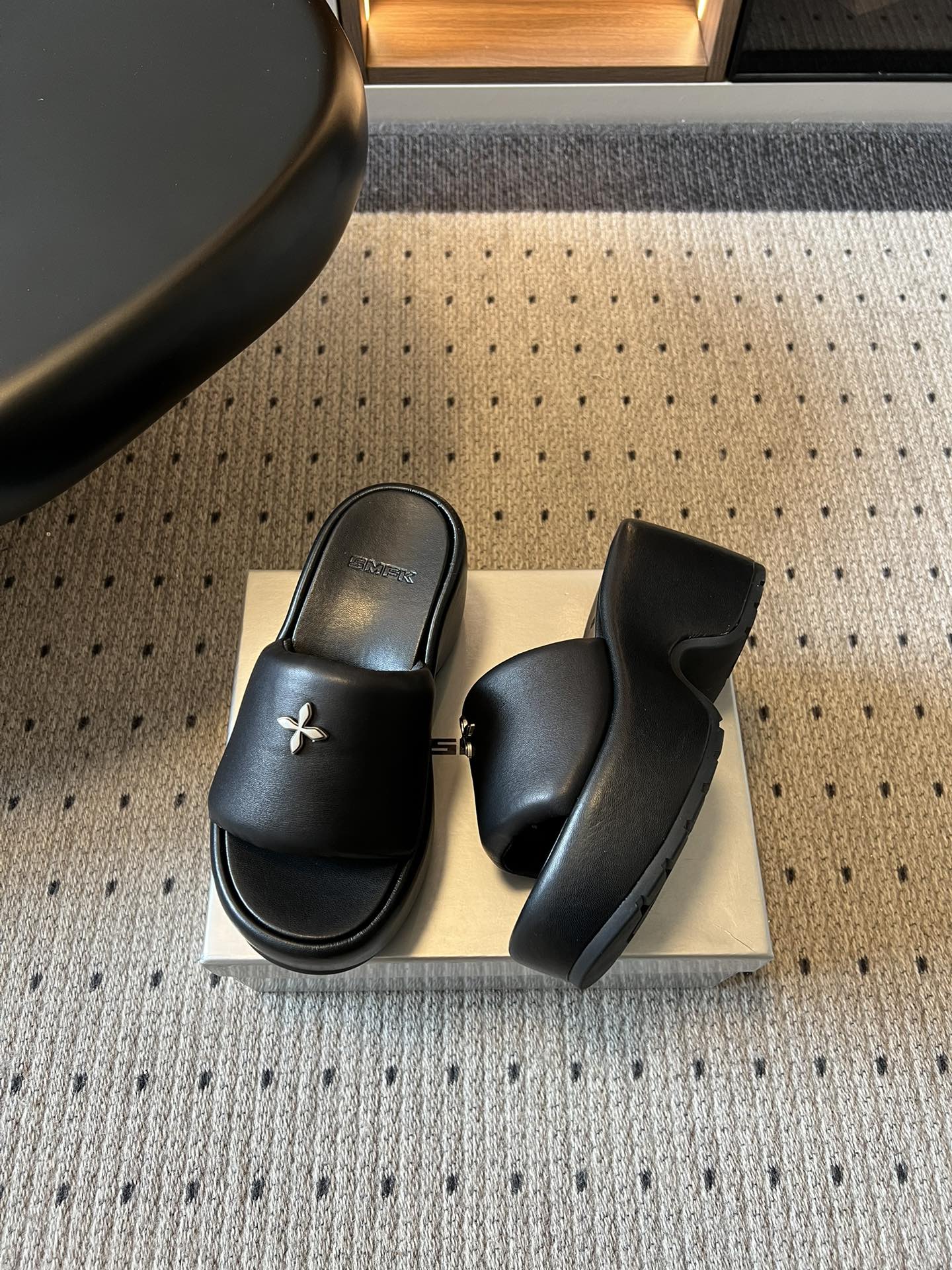 SMF*26ss早春新款厚底凉拖这双厚底凉拖直接焊在脚上，厚底增高不压脚，显腿长一绝，小个子狂喜，软乎乎