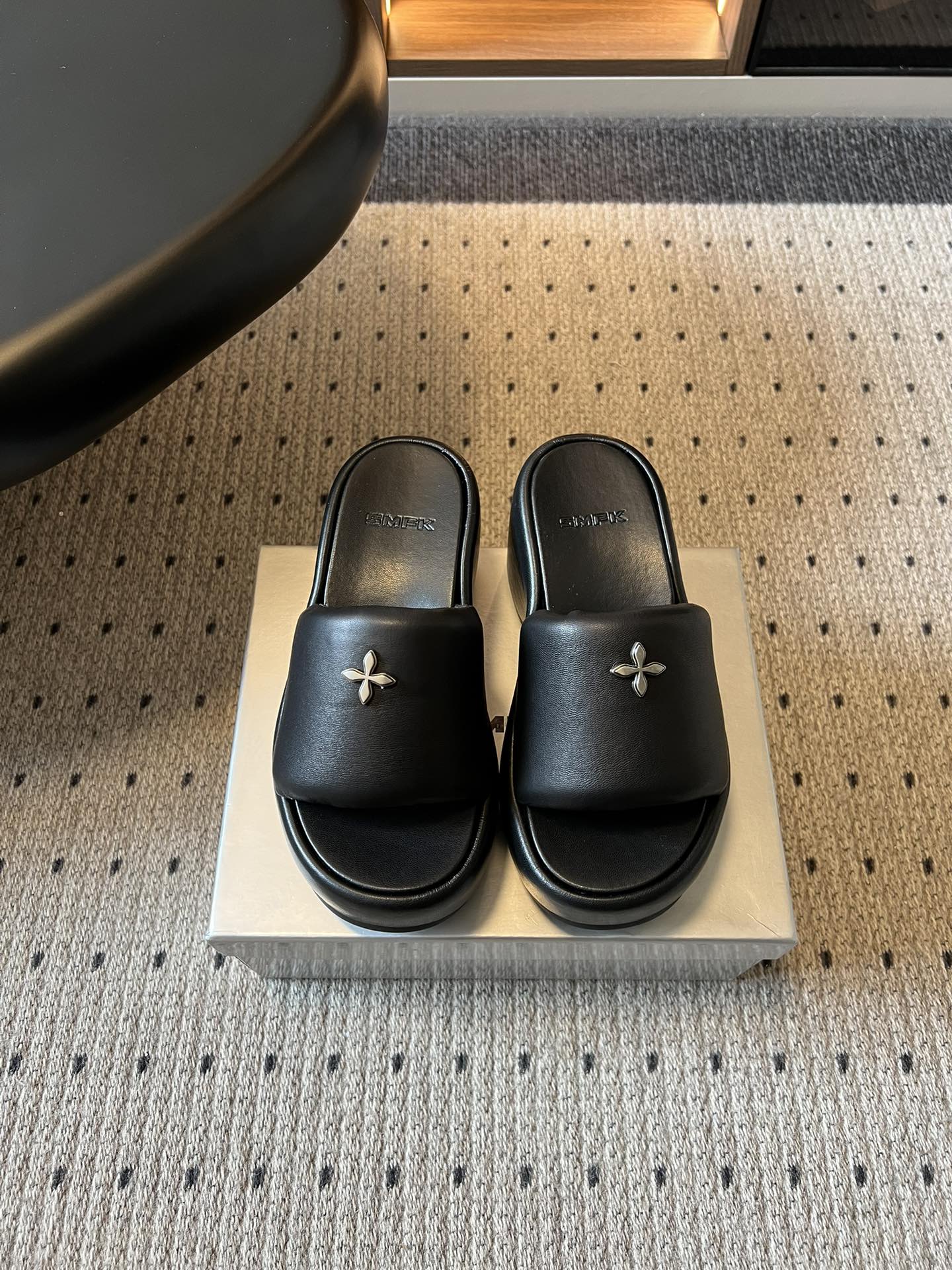 NO:787864,SMF*26ss early spring new thick-soled sandals  This pair of thick-soled sandals are welded directly on the feet. The thick soles increase the height without pressing the feet, making the legs look longer. Small people are ecstatic. The soft uppers + soft soles do not wear on the feet at all, and they are not tired when worn for a long time. The cross-mark design does not conflict with the style. The black and white colors are not annoying when you close your eyes. They look great whether you wear them with casual clothes, hot girl clothes or commuting clothes. Choose these slippers for spring and summer. They are versatile and noble, so just wear them with your eyes closed!  It is super convenient to put on and take off with just one kick, and can be used for commuting, shopping, and walking. Good news for lazy people!  Sheepskin upper, mesh lining, rubber outsole, size 35-40 (customized size 40 is non-refundable), heel height 8cm, slippers, slippers, sheepskin19860909SMF*26ss早春新款厚底凉拖 这双厚底凉拖直接焊在脚上,厚底增高不压脚,显腿长一绝,小个子狂喜,软乎乎的鞋面+软底,上脚完全不磨脚,久穿不累,十字标设计个性不撞款,黑白两色闭眼入都不踩雷,不管是搭休闲装、辣妹装还是通勤装,都巨好看,春夏拖鞋就选它,百搭又显贵,闭眼冲就对了！ 一脚蹬穿脱超方便,通勤、逛街、遛弯全hold住,懒人福音！ 鞋面羊皮 内里网布 大底橡胶大底 size35-40码（40码定制不退换） 跟高8cm,拖鞋,slippers,sheepskin,Women's Shoes