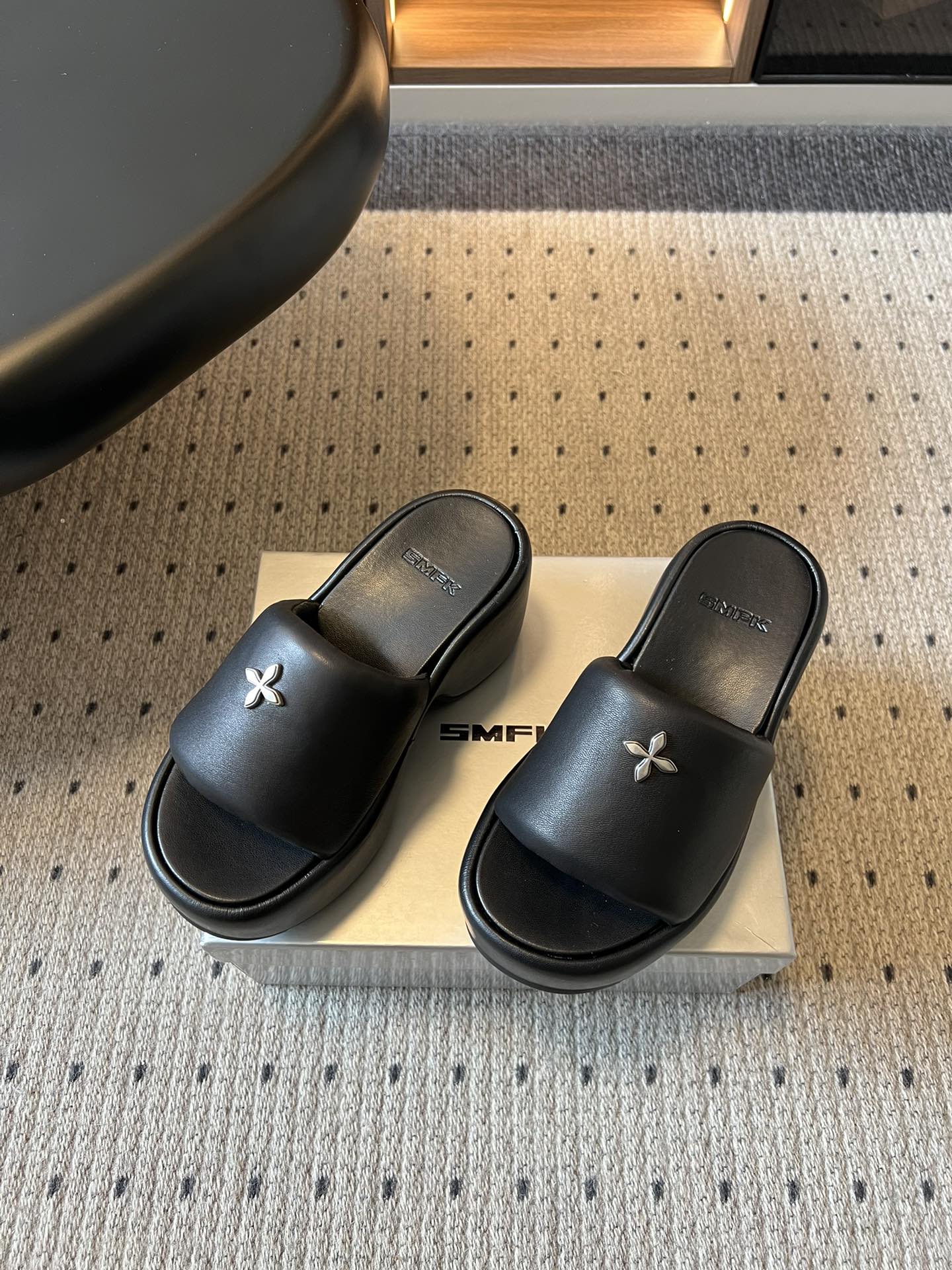 SMF*26ss早春新款厚底凉拖这双厚底凉拖直接焊在脚上，厚底增高不压脚，显腿长一绝，小个子狂喜，软乎乎