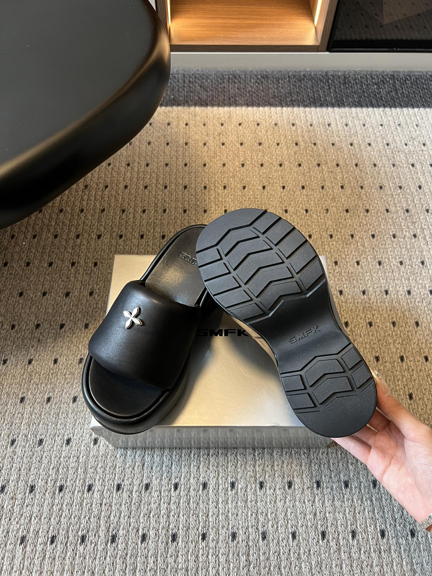 SMF*26ss早春新款厚底凉拖这双厚底凉拖直接焊在脚上，厚底增高不压脚，显腿长一绝，小个子狂喜，软乎乎