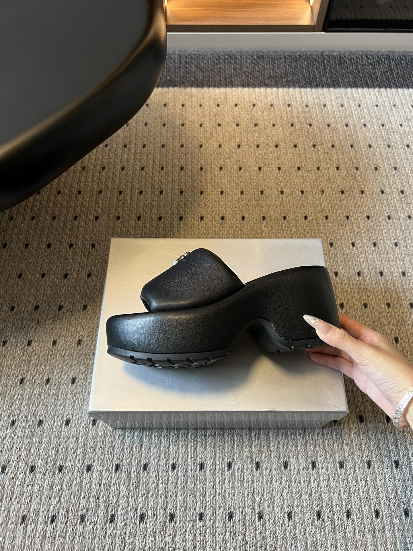 SMF*26ss早春新款厚底凉拖这双厚底凉拖直接焊在脚上，厚底增高不压脚，显腿长一绝，小个子狂喜，软乎乎