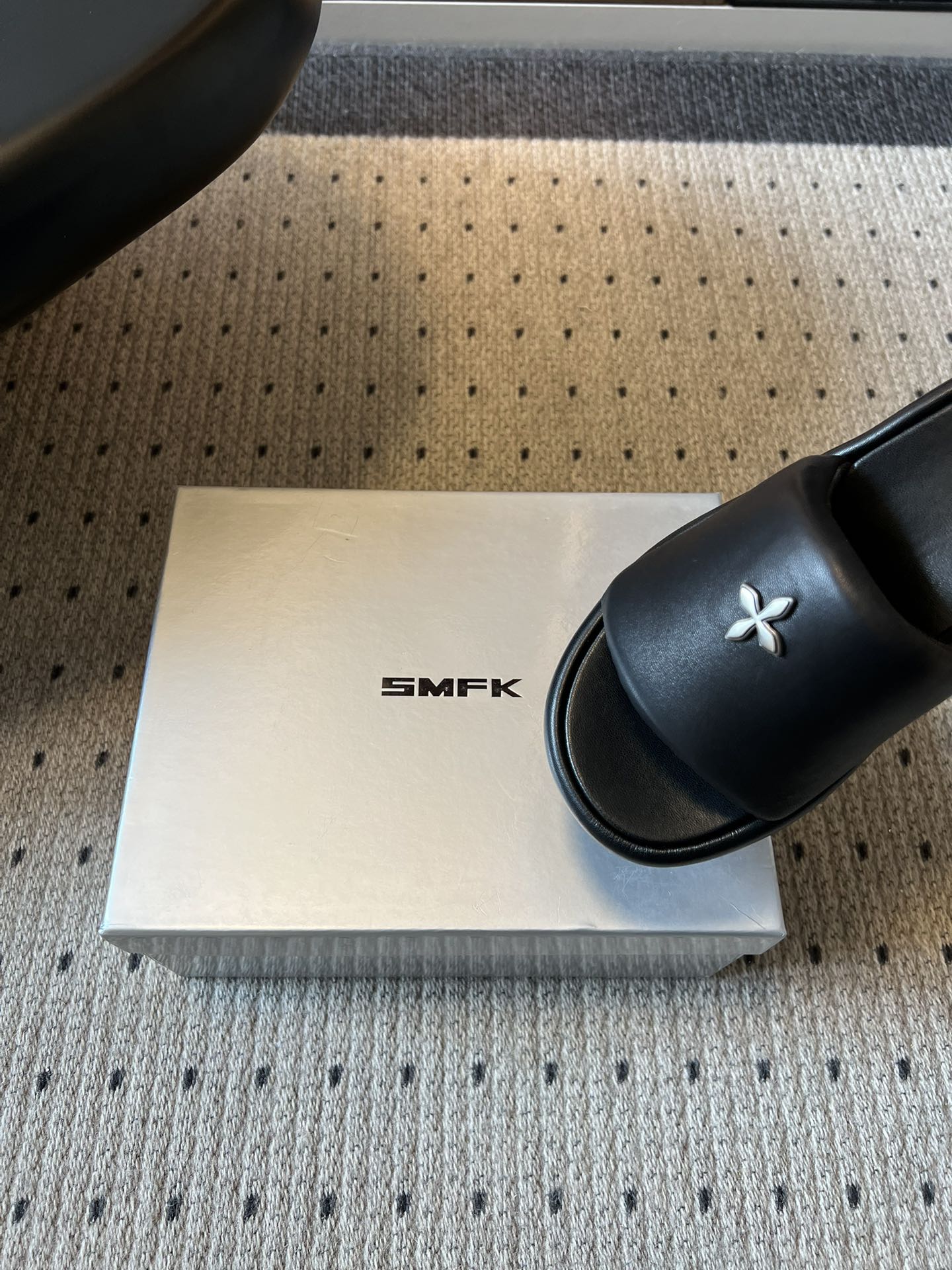 SMF*26ss早春新款厚底凉拖这双厚底凉拖直接焊在脚上，厚底增高不压脚，显腿长一绝，小个子狂喜，软乎乎