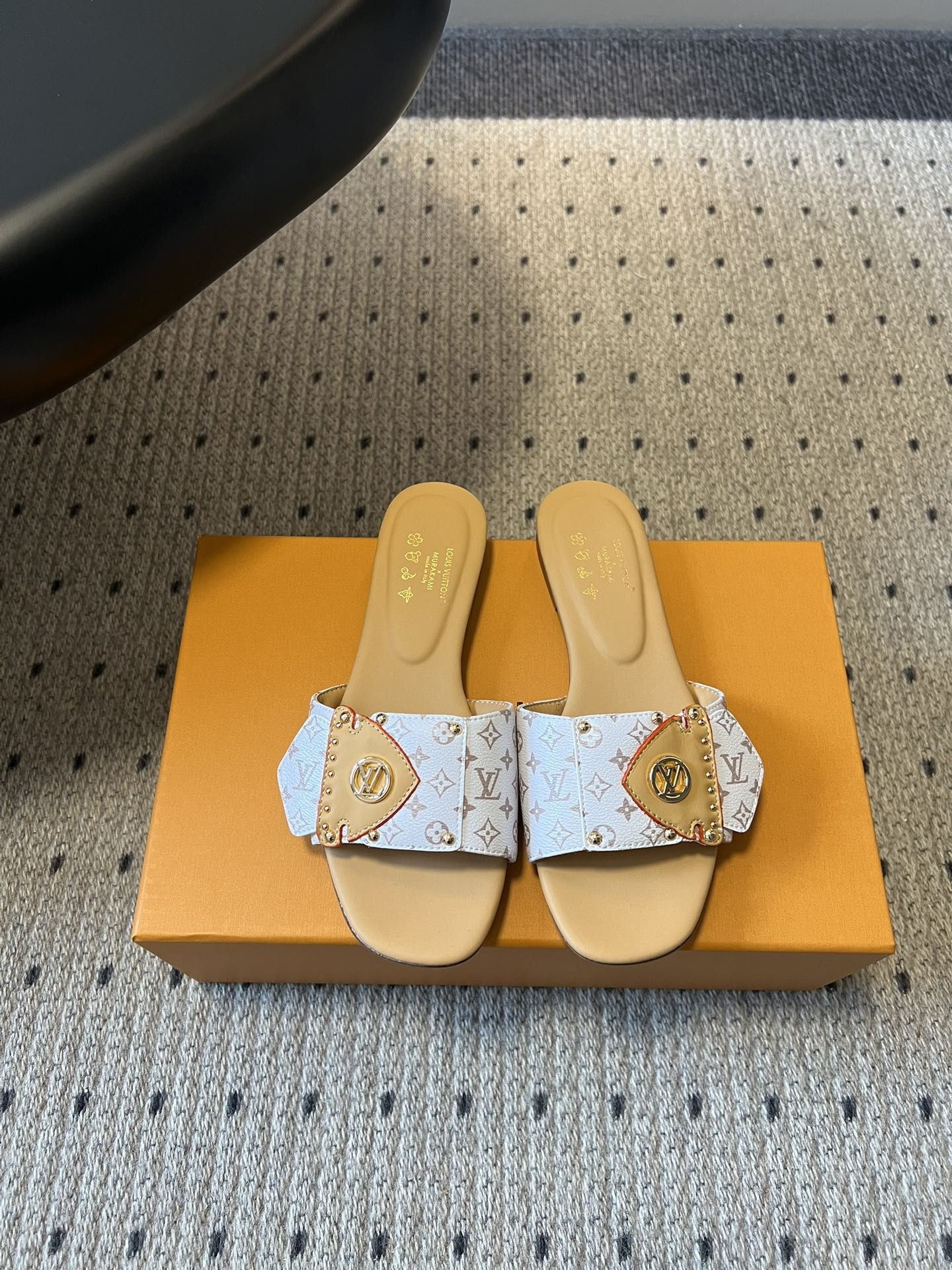 NO:786035,The top version of Louis Vuitton's new early spring classic presbyopic flip flops. The classic presbyopic design has the brand DNA directly welded to the shoes. It is soft on the feet and does not wear your feet at all when walking. It is very suitable whether it is worn at home or when going out. It directly covers the entire spring and summer outfits. Lazy sisters can just go for it and don't have to think about matching! Who knows how happy it is!  No need to worry about matching, just set it up and you will feel lazy and relaxed. The fairy slippers you just need in spring and summer, you can close your eyes without stepping on thunder. Upper cowhide/cloth, lining imported goatskin, genuine leather outsole, size 35-41 (customized sizes 40 and 41 are non-refundable), slippers, louis vuitton, slippers, cowhide, sheepskin, Leather soles19860909顶级版本 Louis Vuitton早春新款经典老花一字拖 经典老花设计,把品牌DNA直接焊在鞋上.上脚软乎乎的,走路完全不磨脚,不管是居家穿还是出门逛gai都超合适,直接承包整个春夏的穿搭,懒人姐妹直接冲,不用想搭配的快乐谁懂啊！ 不用费心搭配,随便一套就是慵懒松弛感,春夏刚需的神仙拖鞋,闭眼入不踩雷. 鞋面牛皮/布面 内里进口山羊皮 大底真皮大底 size35-41码（40、41码定制不退换）,拖鞋,louis vuitton,slippers,cowhide,sheepskin,Leather soles,Women's Shoes