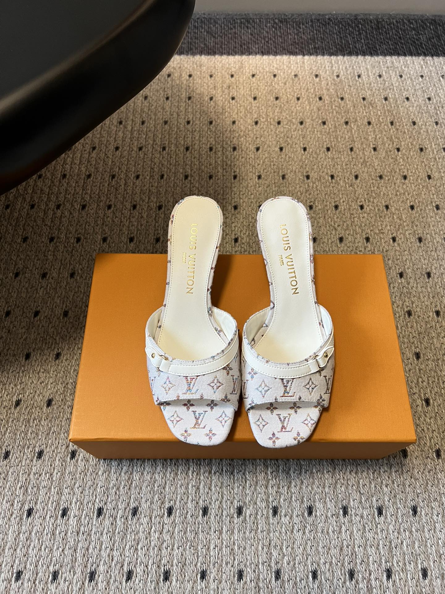 NO:788573,Top quality Louis Vuitto* new classic high-heeled sandals for early spring. Welded with French elegance on the feet, they are perfect for commuting and dating. Who can resist a pair of high-heeled sandals engraved with LV's classic DNA!  The gold version with a square toe and stiletto heels makes your feet look longer in seconds. The classic presbyopia jacquard + exquisite metal buckle brings a sense of aura and gentleness. It brings a sense of retro elegance. The attention to detail is an ecstasy. The soft elastic insole will not make you tired if you wear it for a long time. It is multi-colored and can be worn all year round. You can wear it with your eyes closed without stepping on thunder. Upper cowhide/cloth lining Imported goatskin Outsole Genuine leather outsole size 35-41 (customized sizes 40 and 41 are not returnable)  Heel height 6cm, high heels slippers, louis vuitton, louis vuitton, high heels, slippers, cowhide, sheepskin, gold, Leather soles19860909顶级品质 Louis Vuitto*早春新款经典高跟凉拖 把法式优雅焊在脚上,通勤约会都封神,谁能拒绝一双把LV经典DNA刻满的高跟凉拖！方头+细跟的黄金版型,上脚秒变大长腿,气场与温柔感直接拉满经典老花提花+精致金属扣,复古贵气感拉满,细节控直接狂喜. 软弹鞋垫久穿不累,多色承包全年穿搭,闭眼入不踩雷. 鞋面牛皮/布面 内里进口山羊皮 大底真皮大底 size35-41码（40、41码定制不退换） 跟高6cm,高跟鞋拖鞋,louis vuitton,louis vuitton,high heels,slippers,cowhide,sheepskin,gold,Leather soles,Women's Shoes