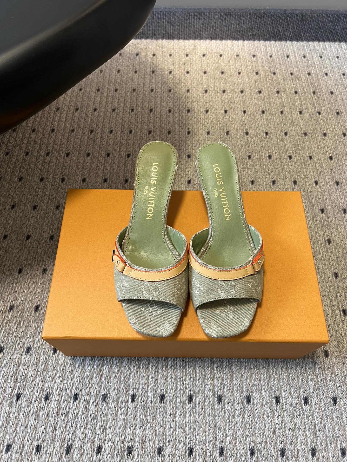 NO:786030,The top version of Louis Vuitton's new classic high-heeled sandals for early spring has French elegance welded to the feet, making it a godsend for commuting and dating. Who can resist a pair of high-heeled sandals engraved with LV's classic DNA!  The gold version with a square toe and stiletto heels makes your feet look longer in seconds. The classic presbyopia jacquard + exquisite metal buckle brings a sense of aura and gentleness. It brings a sense of retro elegance. The attention to detail is an ecstasy. The soft elastic insole will not make you tired if you wear it for a long time. It is multi-colored and can be worn all year round. You can wear it with your eyes closed without stepping on thunder. Upper cowhide/cloth lining Imported goatskin Outsole Genuine leather outsole size 35-41 (customized sizes 40 and 41 are not returnable)  Heel height 6cm, slippers, louis vuitton, louis vuitton, slippers, cowhide, sheepskin, gold, Leather soles19860909顶级版本 Louis Vuitton早春新款经典高跟凉拖 把法式优雅焊在脚上,通勤约会都封神,谁能拒绝一双把LV经典DNA刻满的高跟凉拖！方头+细跟的黄金版型,上脚秒变大长腿,气场与温柔感直接拉满经典老花提花+精致金属扣,复古贵气感拉满,细节控直接狂喜. 软弹鞋垫久穿不累,多色承包全年穿搭,闭眼入不踩雷. 鞋面牛皮/布面 内里进口山羊皮 大底真皮大底 size35-41码（40、41码定制不退换） 跟高6cm,拖鞋,louis vuitton,louis vuitton,slippers,cowhide,sheepskin,gold,Leather soles,Women's Shoes