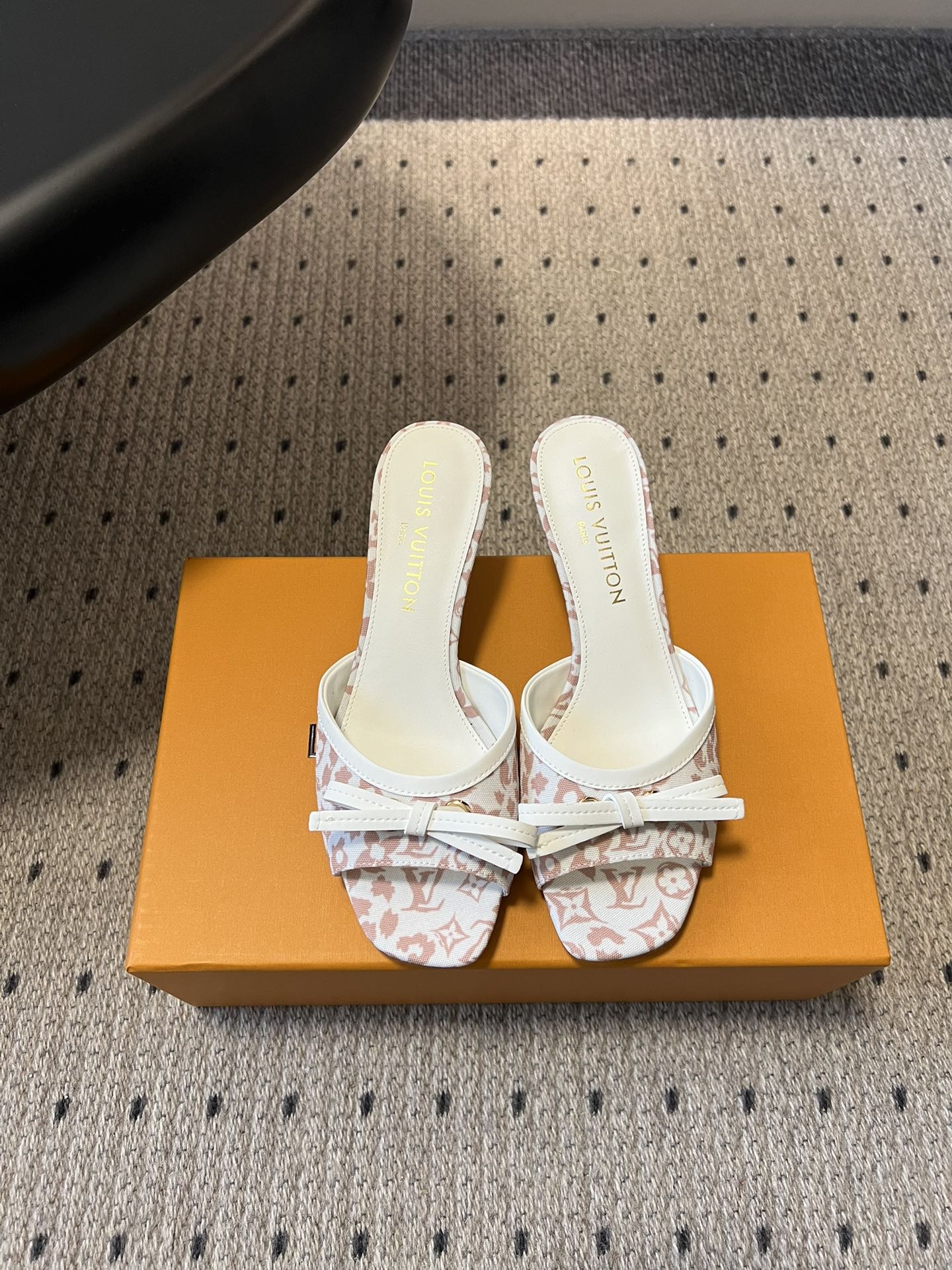 NO:788582,Top-quality Louis Vuitto* early spring new bow high-heeled sandals. Classic presbyopia elements + soft cute bow design, which directly adds to the sweet and cool feeling. The gold version with square toe and stiletto heels makes the feet longer in seconds, and walks steadily without shaking. The soft elastic insoles will not tire you when worn for a long time, and can be easily controlled by fat and thin feet. Whether it is paired with jeans, a small skirt or shorts, they are all very stylish. You don’t have to worry about matching them, just wear any outfit and you will feel lazy and relaxed. It gives you a sweet and cool balance!  Presbyopia + bow tie, simple and high-end without being picky, lazy sisters close their eyes, versatile and don't step on thunder. Upper cowhide/cloth, lining imported goatskin, leather outsole size 35-41 (40, 41 size customization is not returnable) Heel height 6cm, high heels slippers, louis vuitton, high heels, slippers, skirts, shorts, jeans, cowhide, sheepskin, gold, Leather soles19860909顶级品质 Louis Vuitto*早春新款蝴蝶结高跟凉拖 经典老花元素+软萌蝴蝶结设计,甜酷感直接拉满 方头细跟的黄金版型,上脚秒变大长腿,走路稳不晃,软弹鞋垫久穿不累,胖瘦脚都能轻松驾驭 不管是配牛仔裤、小裙子还是短裤,都超有范儿,不用费心搭配,随便一套就是慵懒松弛感. 甜酷平衡感拉满！老花+蝴蝶结,简约高级不挑人,懒人姐妹闭眼入,百搭不踩雷. 鞋面牛皮/布面 内里进口山羊皮 大底真皮大底 size35-41码（40、41码定制不退换） 跟高6cm,高跟鞋拖鞋,louis vuitton,high heels,slippers,skirts,shorts,jeans,cowhide,sheepskin,gold,Leather soles,Women's Shoes