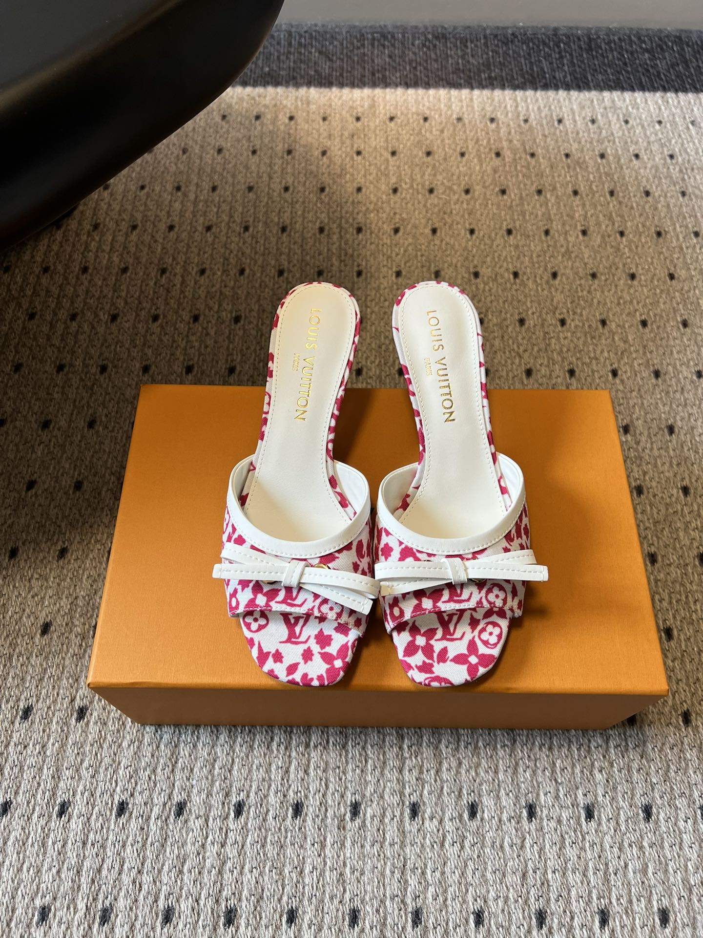 NO:786025,The top version of Louis Vuitton's new bow high-heeled sandals for early spring. Classic presbyopia elements + soft cute bow design, which directly adds a sweet and cool feeling. The gold version with square toe and stiletto heels makes the feet longer in seconds, and walks steadily without shaking. The soft elastic insole will not tire you when worn for a long time, and can be easily controlled by fat and thin feet. Whether it is worn with jeans, a small skirt or shorts, it is very stylish. You don't have to worry about matching it, just wear it with any outfit and you will feel lazy and relaxed. It gives you a sweet and cool balance!  Presbyopia + bow tie, simple and high-end without being picky, lazy sisters close their eyes, versatile and don't step on thunder. Upper cowhide/cloth, lining imported goatskin, leather outsole size 35-41 (40, 41 size customization is not returnable) Heel height 6cm, slippers, louis vuitton, slippers, skirts, shorts, jeans, cowhide, sheepskin, gold, Leather soles19860909顶级版本 Louis Vuitton早春新款蝴蝶结高跟凉拖 经典老花元素+软萌蝴蝶结设计,甜酷感直接拉满 方头细跟的黄金版型,上脚秒变大长腿,走路稳不晃,软弹鞋垫久穿不累,胖瘦脚都能轻松驾驭 不管是配牛仔裤、小裙子还是短裤,都超有范儿,不用费心搭配,随便一套就是慵懒松弛感. 甜酷平衡感拉满！老花+蝴蝶结,简约高级不挑人,懒人姐妹闭眼入,百搭不踩雷. 鞋面牛皮/布面 内里进口山羊皮 大底真皮大底 size35-41码（40、41码定制不退换） 跟高6cm,拖鞋,louis vuitton,slippers,skirts,shorts,jeans,cowhide,sheepskin,gold,Leather soles,Women's Shoes