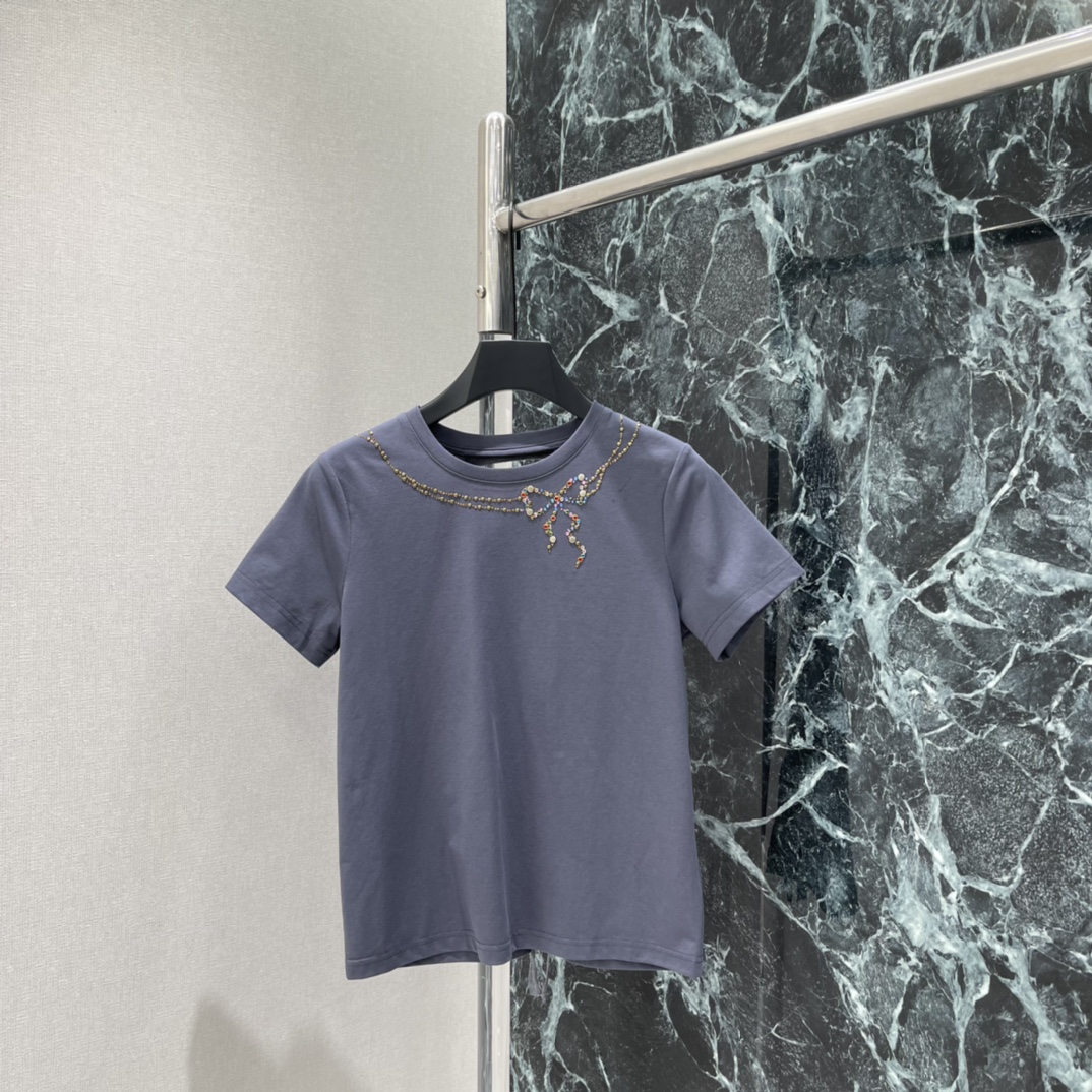 NO:778075,The highest version on the market, the girl inspects the goods, trims the three marks on the threads, and delivers the goods. You can post pictures and take videos. If you want quality and service, add me on WeChat. We will not accept urgent orders. 26 Spring and Summer New Style Short-sleeved T-shirt with strap design Cross strap T-shirt on the back Colorful beading on the collar is retro and fashionable. The slim fit fits the body shape and slims down the curves. It looks great with denim shorts or skirts. You can switch between hot girl style or elegant style at will. It can be easily worn on the street or at parties every day.  Both design sense and practicality! One color SML, women's clothing, skirts, shorts, T-shirt, tees, t-shirt,19860909市面最高版本小妹验货、修剪线头上三标、发货可发图及拍视频,要品质要服务的加我微信,不接急单. 26 春夏新款 绑带设计短袖T恤 后背交叉绑带T恤 领口彩色钉珠复古又时髦.修身版型贴合身形 显瘦显曲线 搭配牛仔短裤或半身裙都很出彩,辣妹风or气质风随心切换 日常出街 聚会都能轻松驾驭 设计感与实用性兼具!一个色SML,女装,skirts,shorts,T-shirt,tees，t-shirt,,Women's clothing