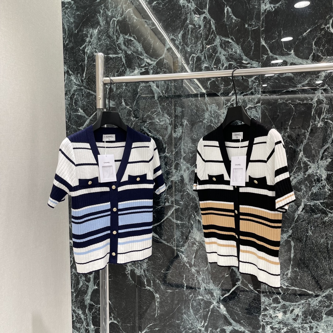 NO:778071,The highest version on the market. The girl inspects the goods, trims the three marks on the threads, and delivers the goods. You can post pictures and take videos. If you want quality or service, please add me on WeChat. We will not accept urgent orders. Xiaoxiang 26 spring and summer new striped knitted short-sleeved cardigan V-neck + metal buttons are super detailed. Soft knitted fabric, skin-friendly and breathable.  It’s super comfortable to wear in summer! It’s OK to wear alone or as an outer layer. You can easily switch styles with a suspender skirt or casual pants. It can be used in daily life on vacation~, Chanel-clothing, chanel, skirts, T-shirt,19860909市面最高版本小妹验货、修剪线头上三标、发货可发图及拍视频,要品质要服务的加我微信,不接急单. 小香 26春夏新款 条纹针织短袖开衫 V领+金属纽扣超有细节感 柔软针织面料 亲肤透气 夏天穿超舒服!单穿or外搭都很OK,搭吊带裙or休闲裤都能轻松切换风格,度假日常都能驾驭~,香奈儿-服装,chanel,skirts,T-shirt,,Women's clothing