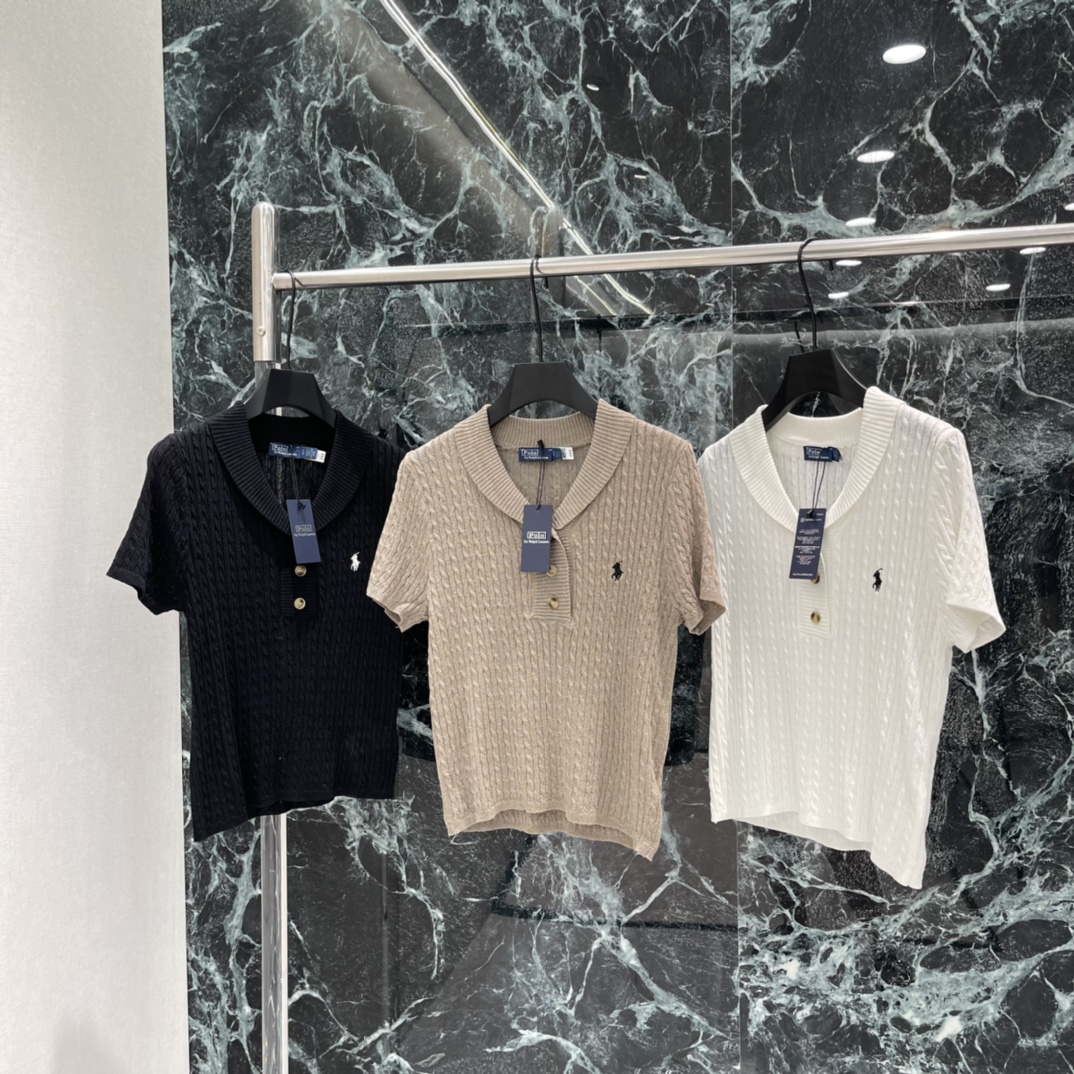 NO:778029,The highest version on the market, the girl inspects the goods, trims the three marks on the threads, and delivers the goods. You can post pictures and take videos. If you want quality and service, add me on WeChat. We will not accept urgent orders. Raff's 26 spring and summer new twist knitted Polo shirt, classic twist texture + V-neck half placket design, right shoulder short sleeves to modify the shoulder line, showing spirit. The pony embroidery on the left chest is very recognizable. Versatile attributes. It goes well with jeans, skirt or wide-leg pants.  Easily get a gentle commute or casual and relaxed look! Three colors SML, women's clothing, skirts, jeans, T-shirt,19860909市面最高版本小妹验货、修剪线头上三标、发货可发图及拍视频,要品质要服务的加我微信,不接急单. 拉夫 26春夏新款 麻花针织Polo衫 经典麻花纹理+V领半开襟设计 正肩短袖修饰肩部线条 显精神 左胸小马刺绣超有辨识度 百搭属性 配牛仔裤半身裙或阔腿裤都很OK 轻松get温柔通勤or休闲松弛感穿搭!三个色SML,女装,skirts,jeans,T-shirt,,Women's clothing