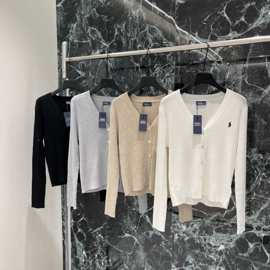 NO:778034,The highest version on the market, the girl inspects the goods, trims the three marks on the threads, and delivers the goods. You can post pictures and take videos. If you want quality and service, please add me on WeChat. We will not accept urgent orders. Raff 26 spring and summer new V-neck knitted cardigan, classic V-neck pony embroidery, perfect brand recognition! The white button design is simple and elegant. The short version makes you taller and slimmer. It goes well with high-waisted pants or skirts.  It is very practical to wear alone or as an outer layer. It is a must-have classic item in the wardrobe! Four colors SML, women's clothing, skirts,19860909市面最高版本小妹验货、修剪线头上三标、发货可发图及拍视频,要品质要服务的加我微信,不接急单. 拉夫 26春夏新款 V领针织开衫 经典V领小马刺绣 品牌辨识度满分!白色纽扣设计简约大方 短款版型显高显瘦 搭配高腰裤或裙装都很OK 单穿或外搭都很实用,是衣橱必备经典单品!四个色SML,女装,skirts,,Women's clothing