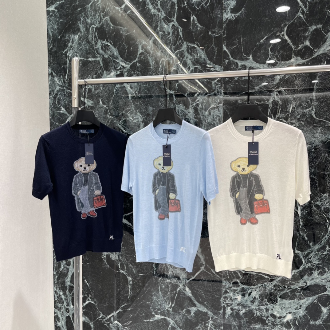 NO:778032,The highest version on the market, the girl inspects the goods, trims the three marks on the threads, and delivers the goods. You can send pictures and videos. If you want quality and service, add me on WeChat. We will not accept urgent orders. Raff 26 spring and summer new style knitted short sleeves with bear pattern. Cartoon bear pattern on the front. Full of details and full of fun. Paired with suit jacket and red suitcase. Full of fashion sense. The round neck design is simple and generous. The loose version is tolerant and can be easily used for daily leisure or light business. Three colors SML, women's clothing, jackets &  coats,T-shirt,business suit,19860909市面最高版本小妹验货、修剪线头上三标、发货可发图及拍视频,要品质要服务的加我微信,不接急单. 拉夫 26春夏新款 小熊图案针织短袖 正面卡通小熊图案 细节满满 趣味十足 搭配西装外套和红色手提箱 时尚感拉满 圆领设计简约大方 宽松版型包容性强 日常休闲或轻商务都能轻松驾驭.三个色SML,女装,jackets & coats,T-shirt,business suit,,Women's clothing