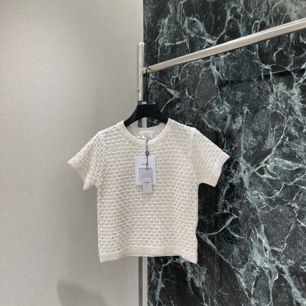 NO:778026,The highest version on the market, the girl inspects the goods, trims the three marks on the threads, and delivers the goods. You can post pictures and videos. If you want quality and service, please add me on WeChat. We will not accept urgent orders. Xiaoxiang 26 new summer style hollow knitted short-sleeved round neck design + fine glittering sequins. The knitted fabric is soft and comfortable. Super suitable for spring and summer ~ straight version. Slim and not tight, can be easily used in daily or light formal occasions. One color SML, Chanel-clothing, chanel, T-shirt,19860909市面最高版本小妹验货、修剪线头上三标、发货可发图及拍视频,要品质要服务的加我微信,不接急单. 小香 26夏季新款 镂空针织短袖 圆领设计+细闪精致亮片 针织面料柔软舒适 春夏穿超合适~直筒版型 修身不紧绷,日常或轻正式场合都能轻松驾驭.一个色SML,香奈儿-服装,chanel,T-shirt,,Women's clothing