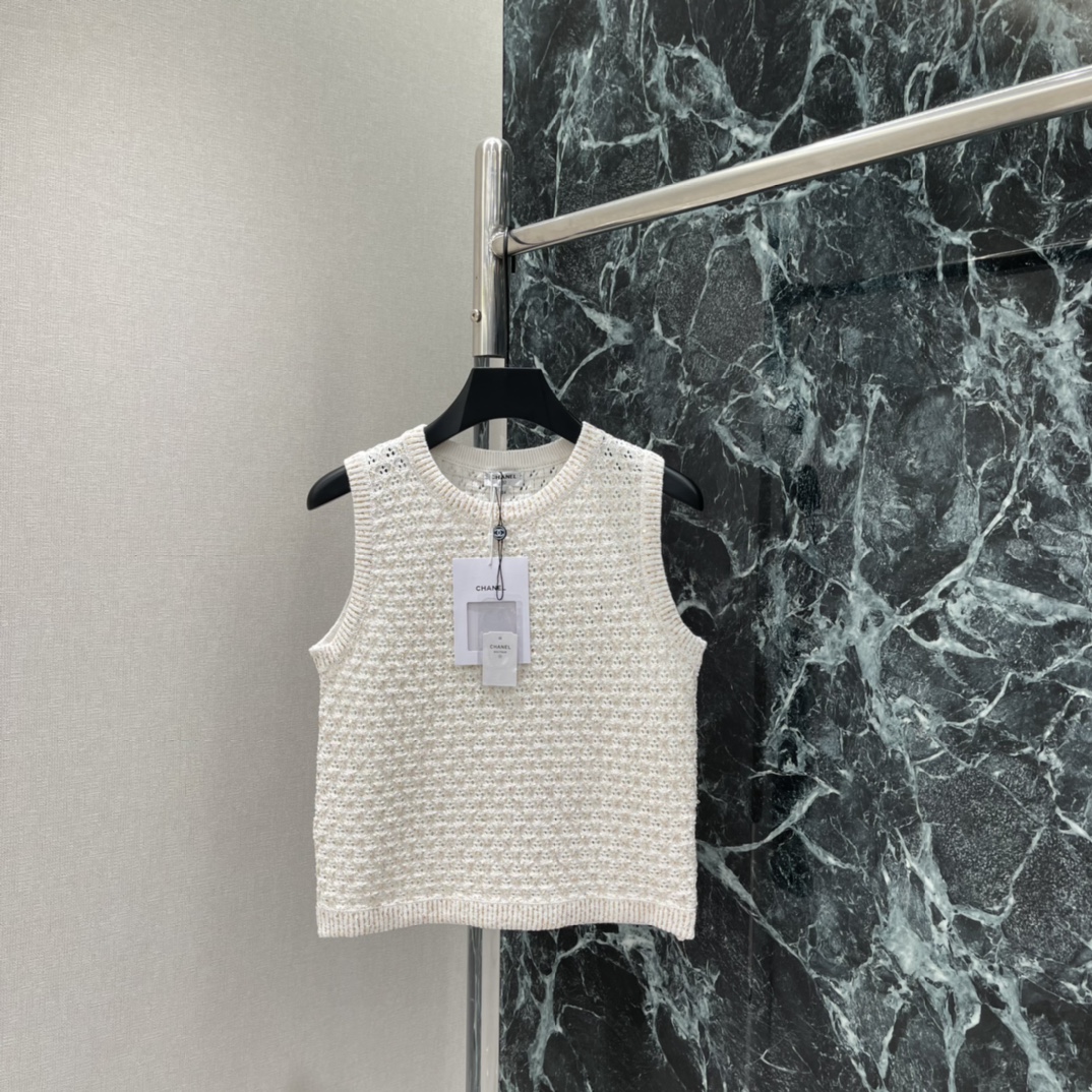 NO:778023,The highest version on the market, the girl inspects the goods, trims the three marks on the threads, and delivers the goods. You can send pictures and videos. If you want quality and service, please add me on WeChat. We will not accept urgent orders. Xiaoxiang 26 new summer style hollow knitted vest. Round neck design + fine glittering sequins. The knitted fabric is soft and comfortable. Suitable for spring and summer ~ straight version. Slim and not tight, can be easily used in daily or light formal occasions. One color SML, Chanel - Clothing, chanel,19860909市面最高版本小妹验货、修剪线头上三标、发货可发图及拍视频,要品质要服务的加我微信,不接急单. 小香 26夏季新款 镂空针织背心 圆领设计+细闪精致亮片 针织面料柔软舒适 春夏穿超合适~直筒版型 修身不紧绷,日常或轻正式场合都能轻松驾驭.一个色SML,香奈儿-服装,chanel,,Women's clothing
