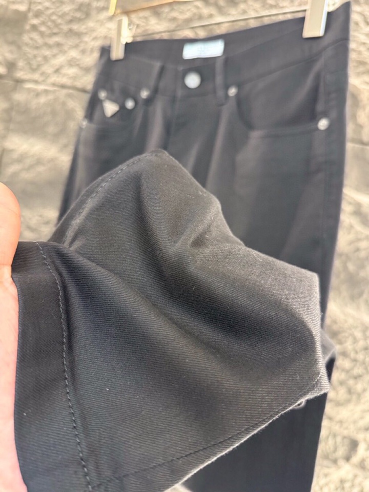 Prada 普拉达、2026ss 早春新品 ，金属三角徽标 男士棉质 五袋休闲裤\n颜色: 黑色、蓝色\