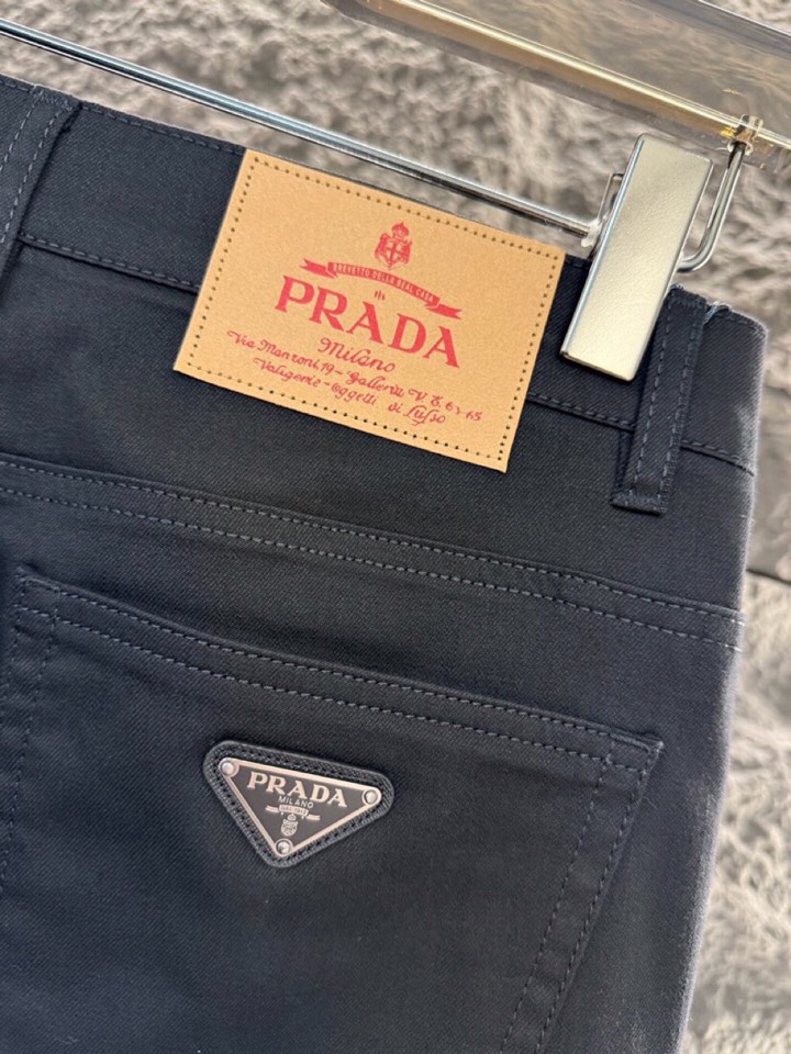 Prada 普拉达、2026ss 早春新品 ，金属三角徽标 男士棉质 五袋休闲裤\n颜色: 黑色、蓝色\