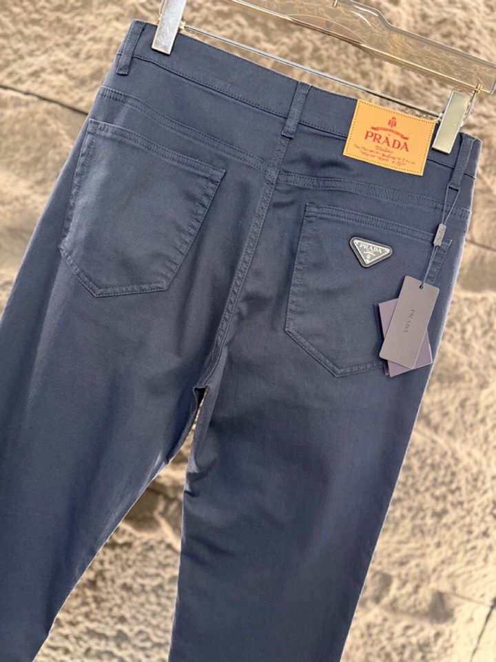 Prada 普拉达、2026ss 早春新品 ，金属三角徽标 男士棉质 五袋休闲裤\n颜色: 黑色、蓝色\