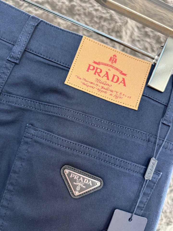 Prada 普拉达、2026ss 早春新品 ，金属三角徽标 男士棉质 五袋休闲裤\n颜色: 黑色、蓝色\