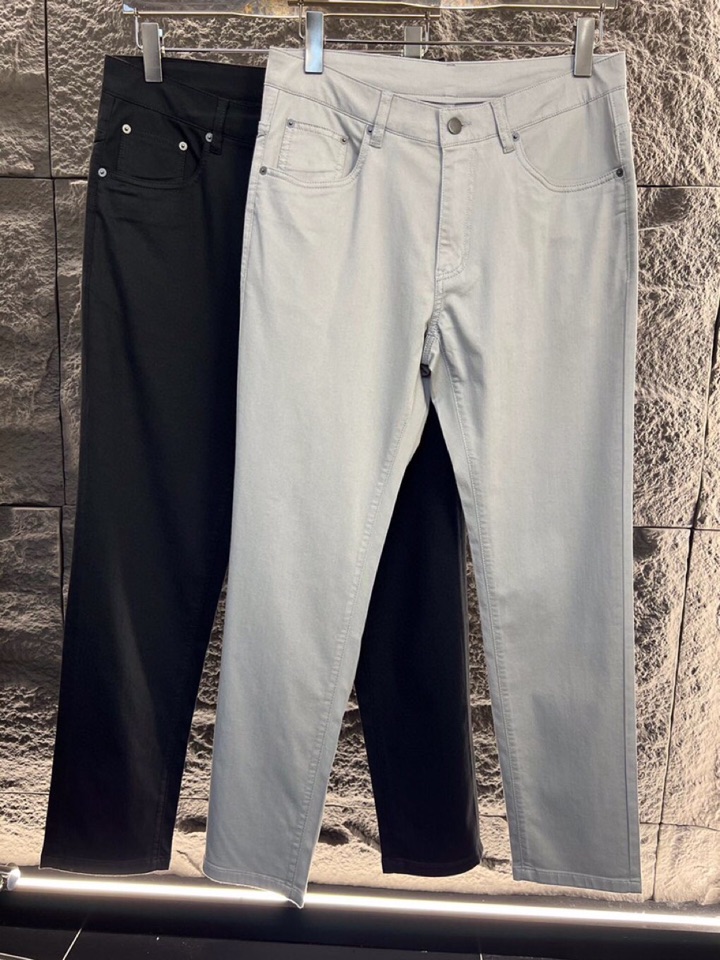 Prada 普拉达 2026ss 春夏新品\n金属徽标饰五袋牛仔裤\n颜色:灰色、黑色\n尺码:30 3