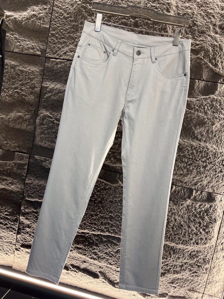 Prada 普拉达 2026ss 春夏新品\n金属徽标饰五袋牛仔裤\n颜色:灰色、黑色\n尺码:30 3