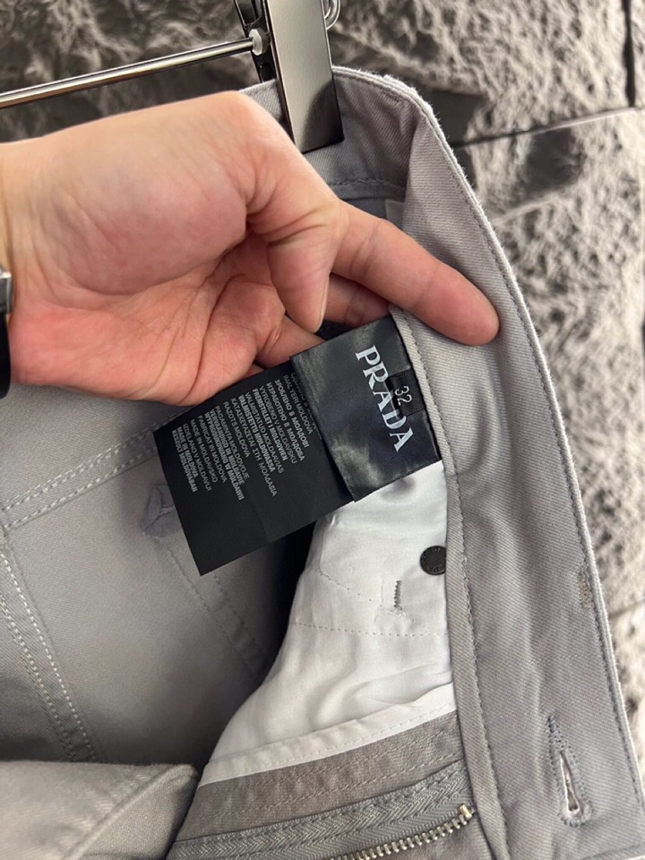 Prada 普拉达 2026ss 春夏新品\n金属徽标饰五袋牛仔裤\n颜色:灰色、黑色\n尺码:30 3