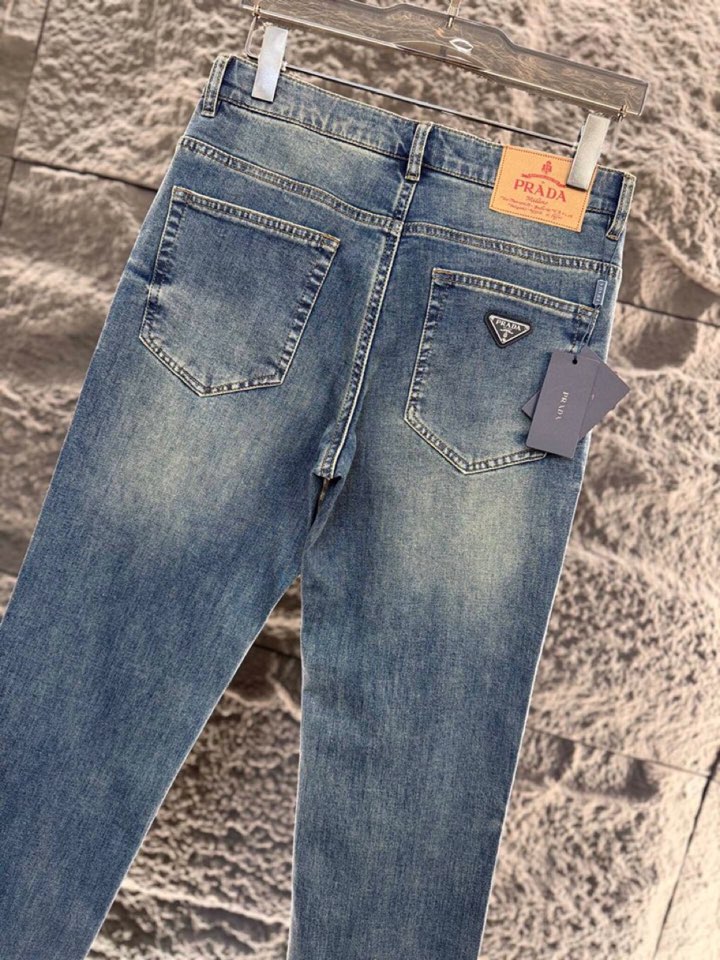 Prada/普拉达 2026ss 早春新品 \n金属三角徽标 \n男士棉质 五口袋休闲裤\n颜色: 蓝色